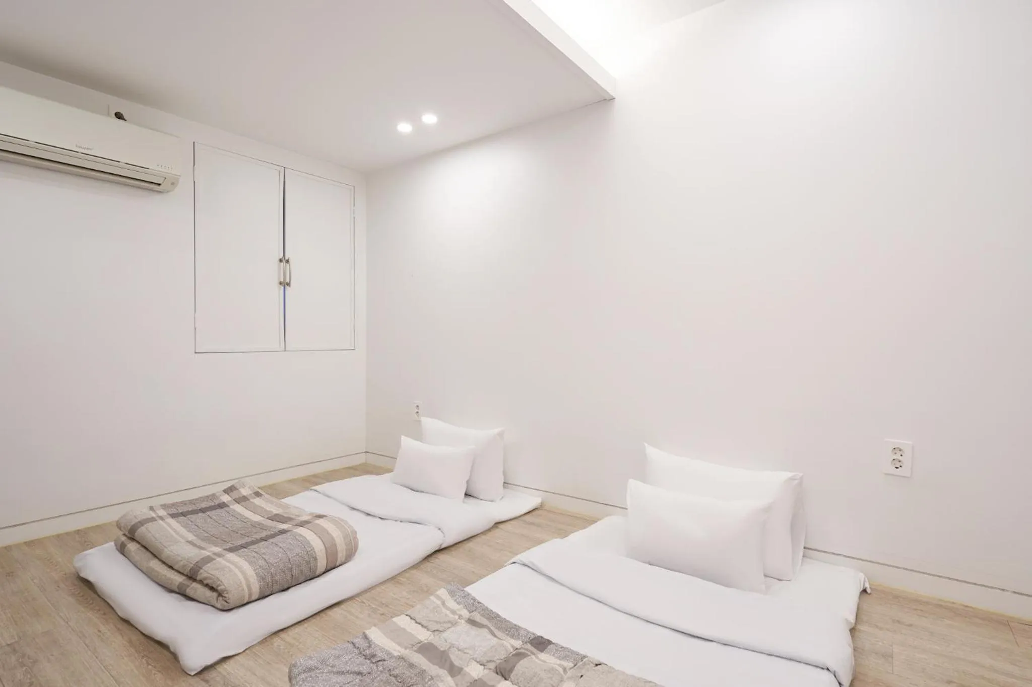 Photo of the whole room, Bed in Show Hotel