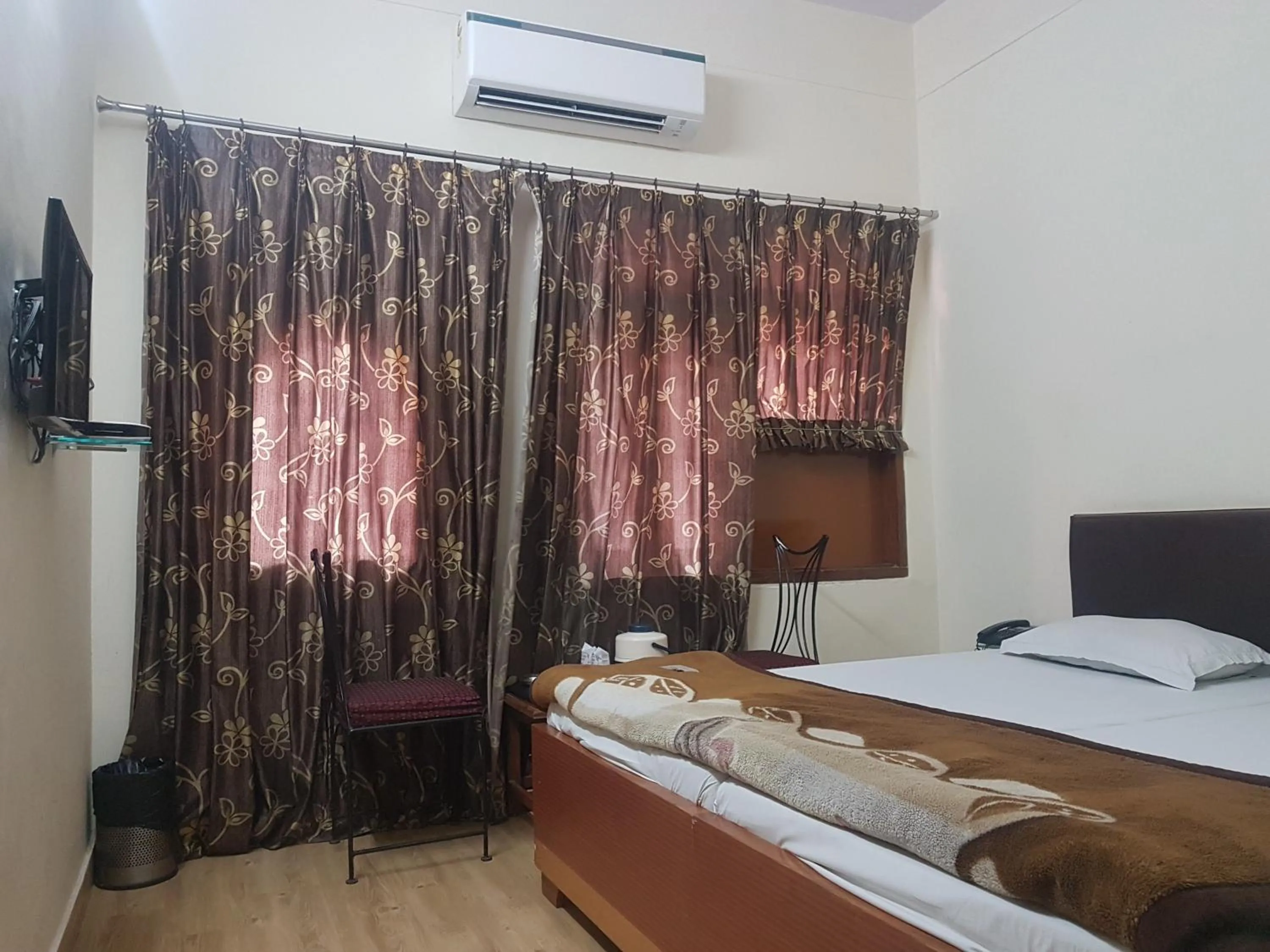 Communal lounge/ TV room, Bed in Hotel Sweet Dream