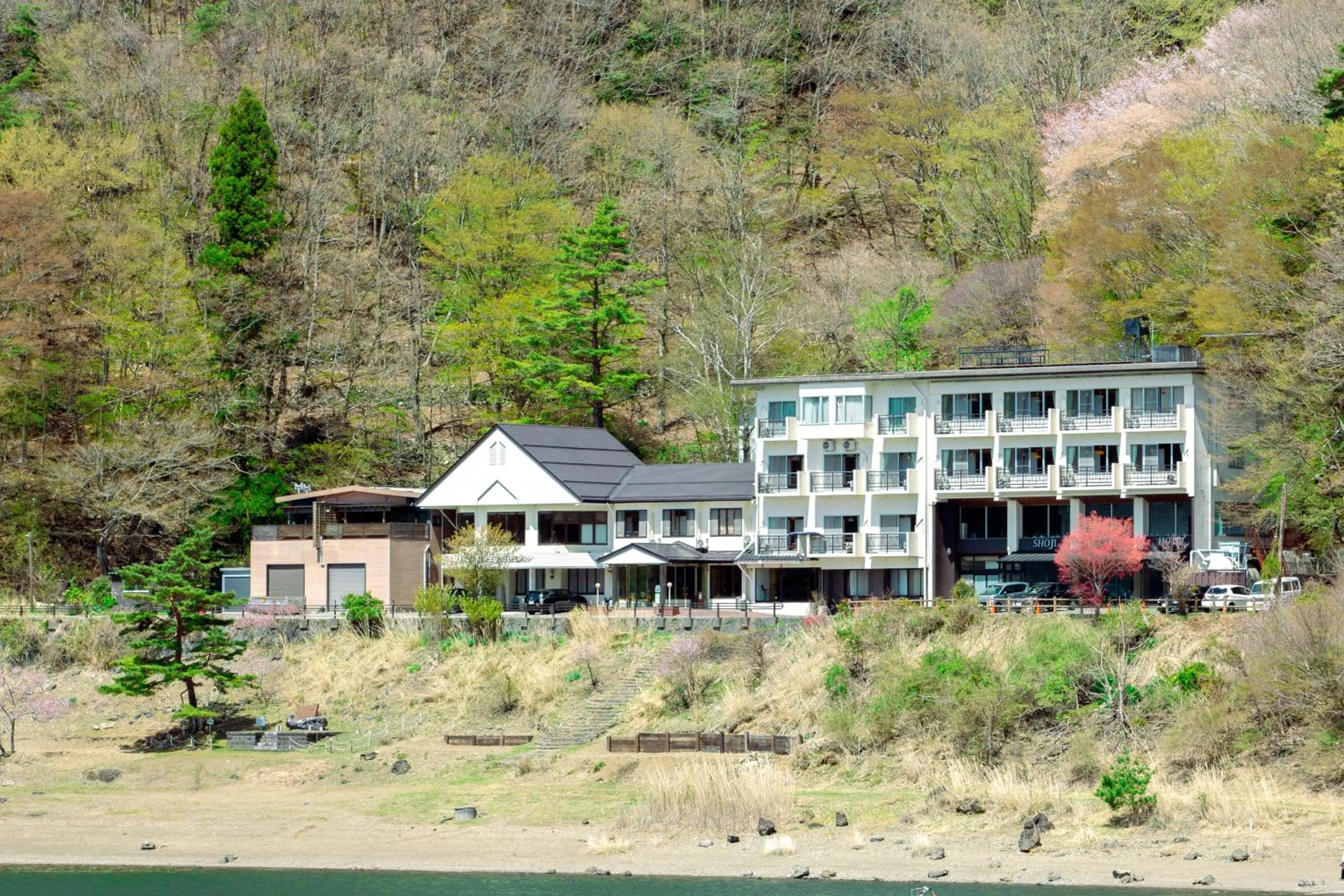 Shoji Lake Hotel