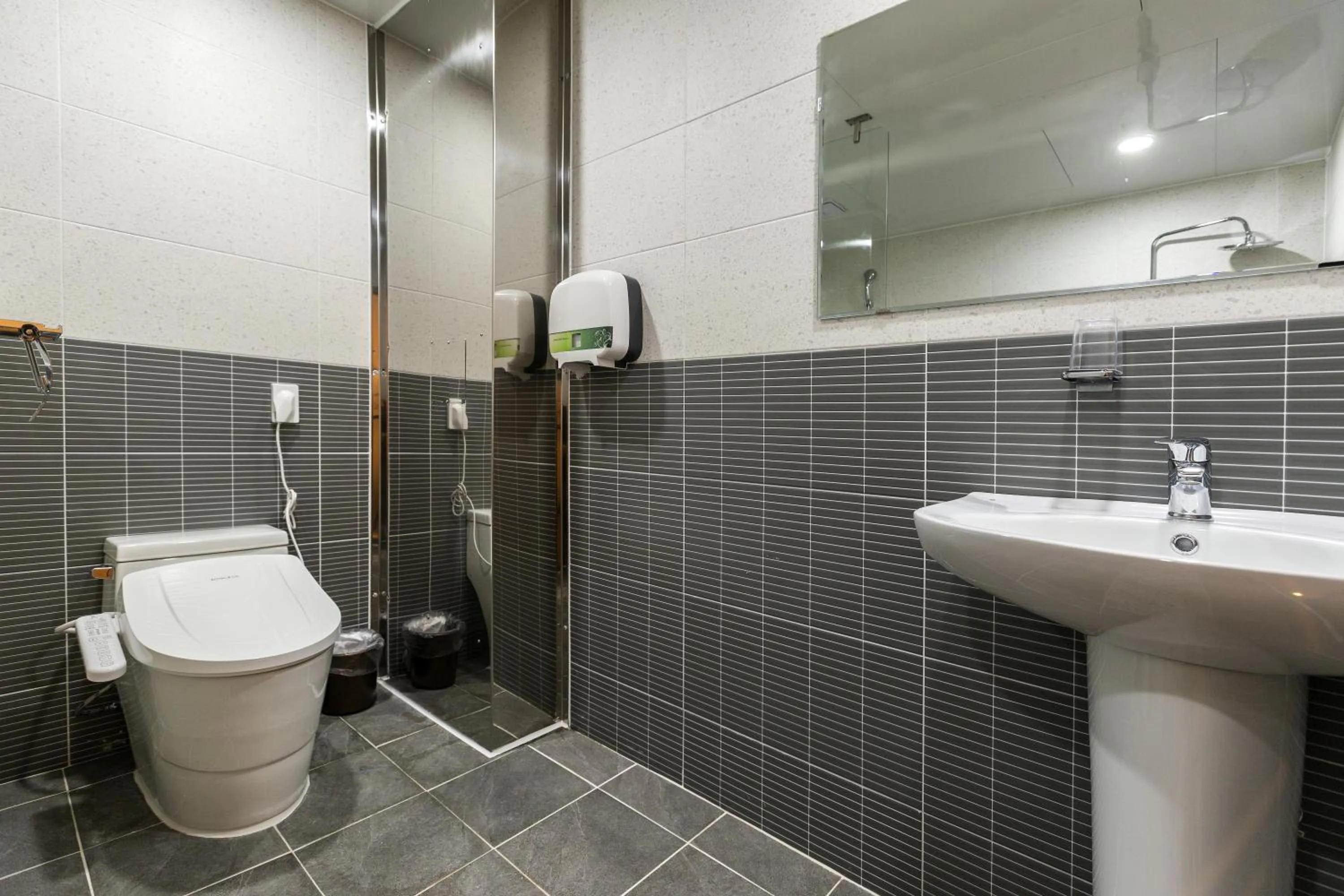 Toilet in Choeup Karat Hotel