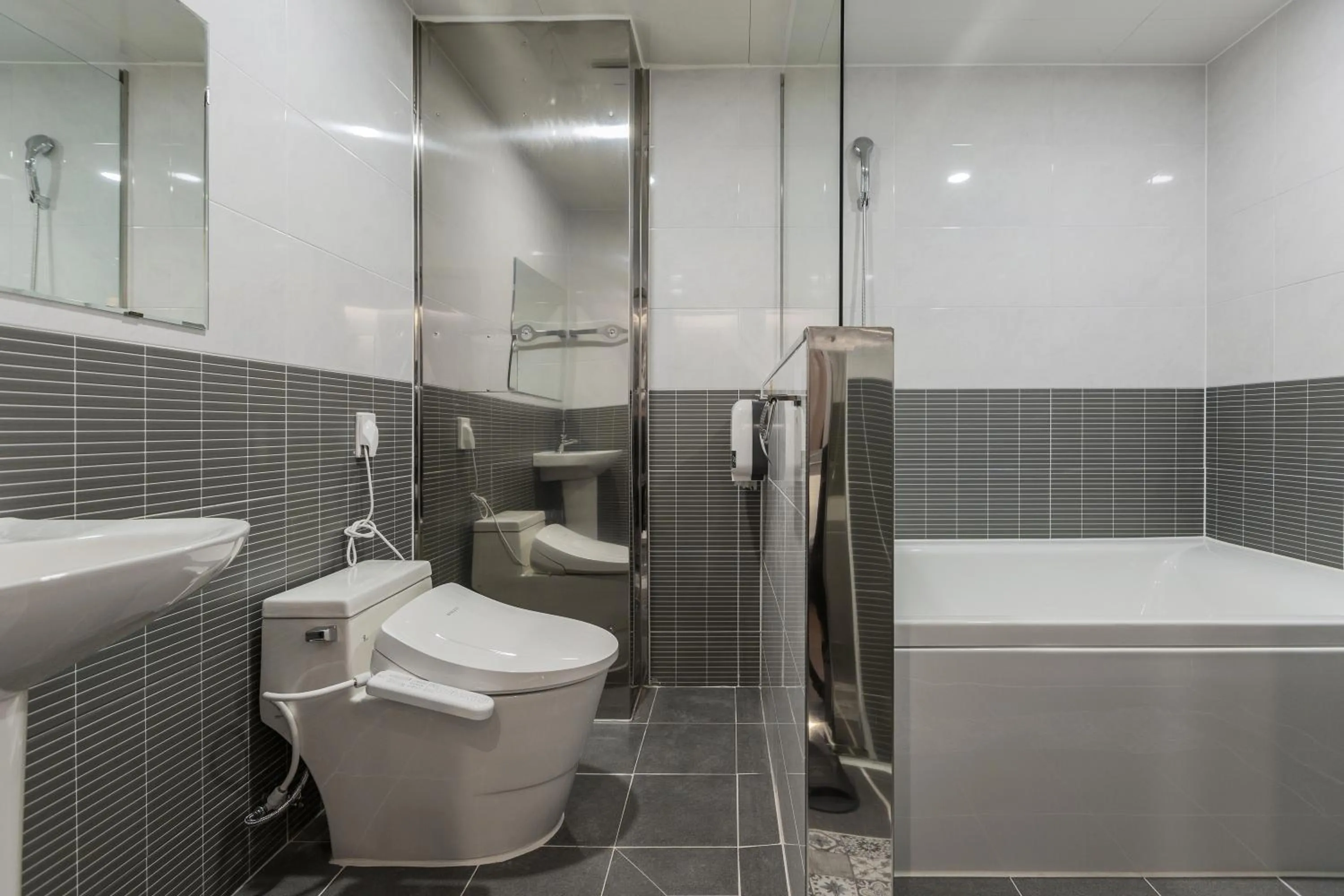 Shower in Choeup Karat Hotel