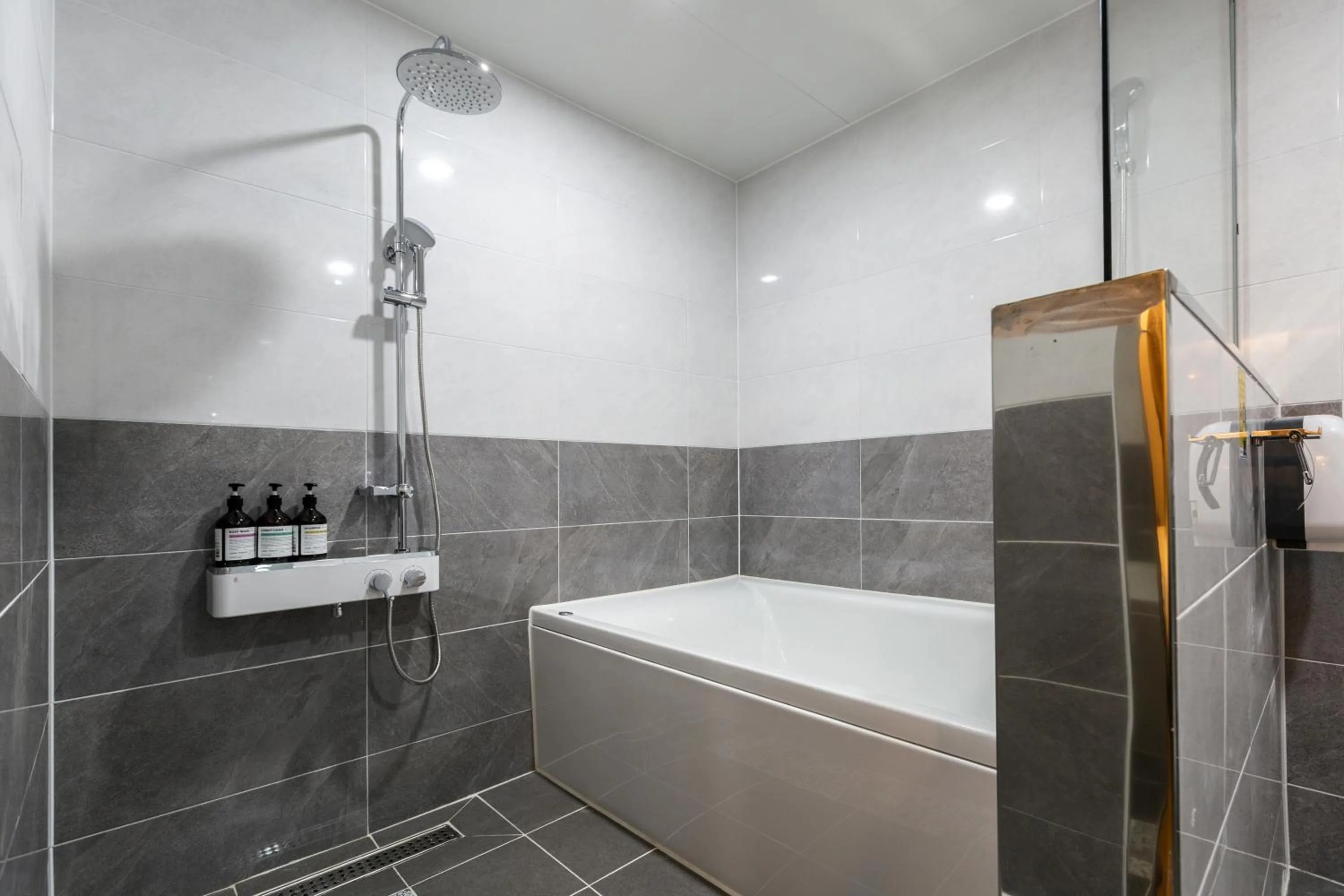 Shower in Choeup Karat Hotel