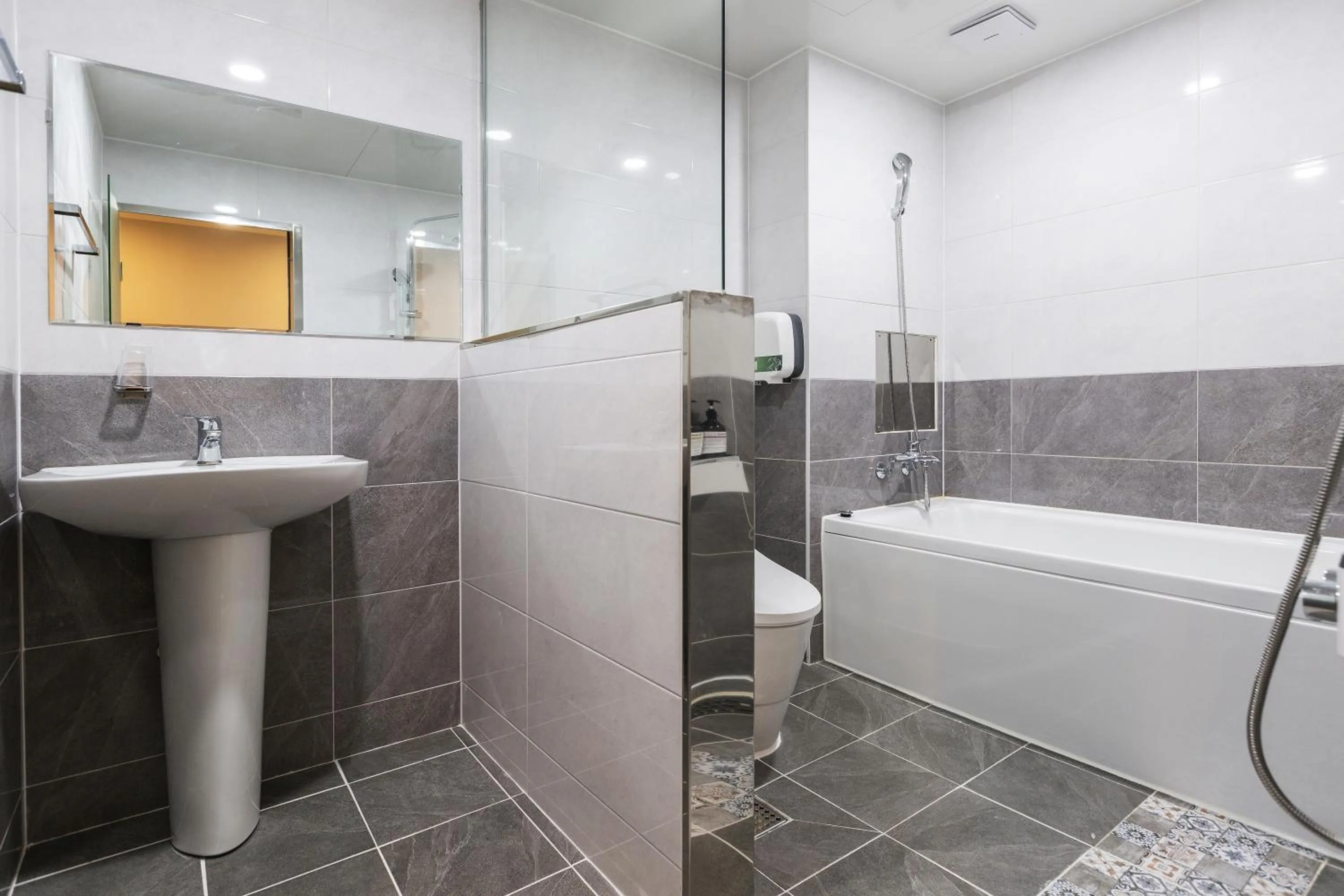 Shower in Choeup Karat Hotel