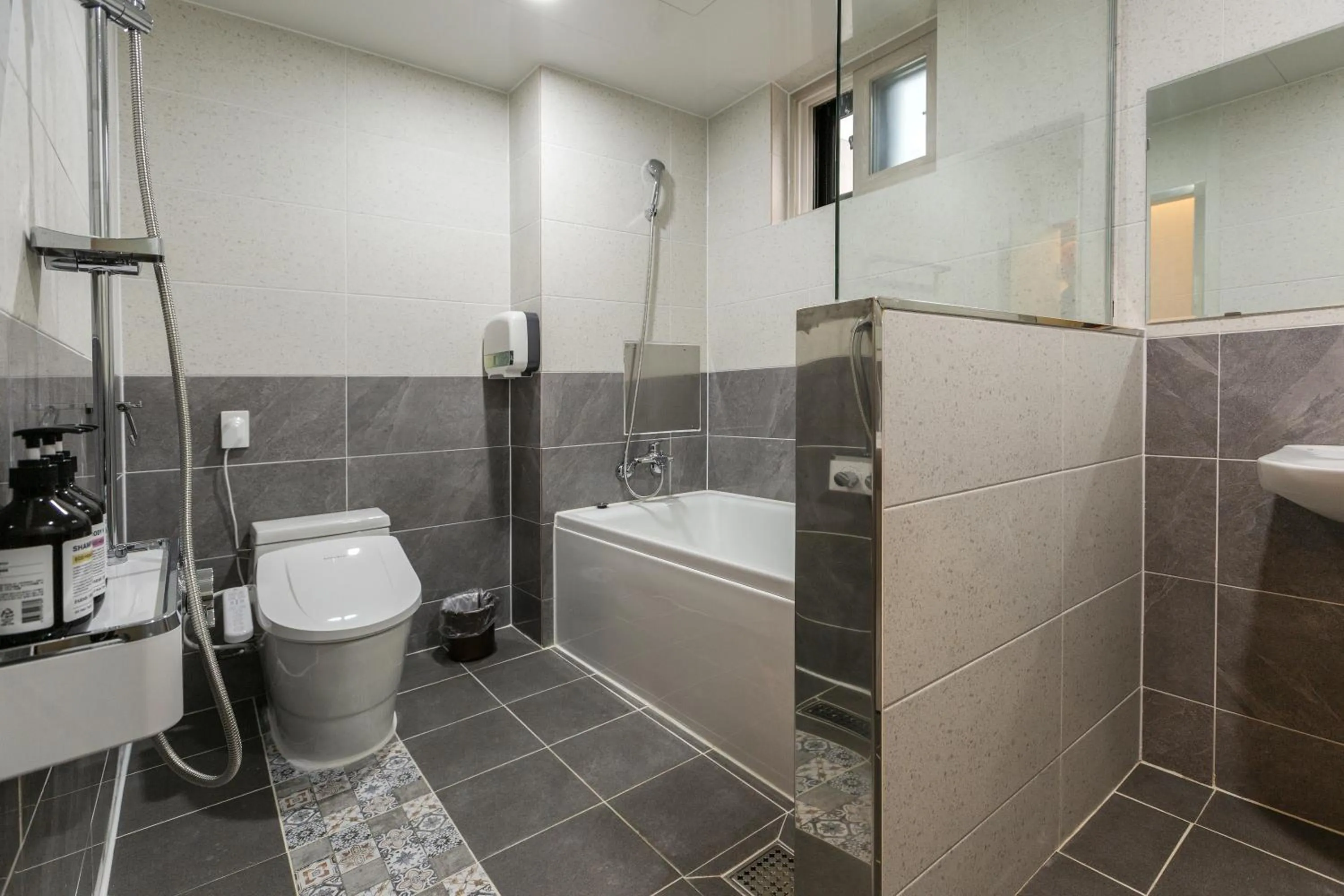 Shower in Choeup Karat Hotel