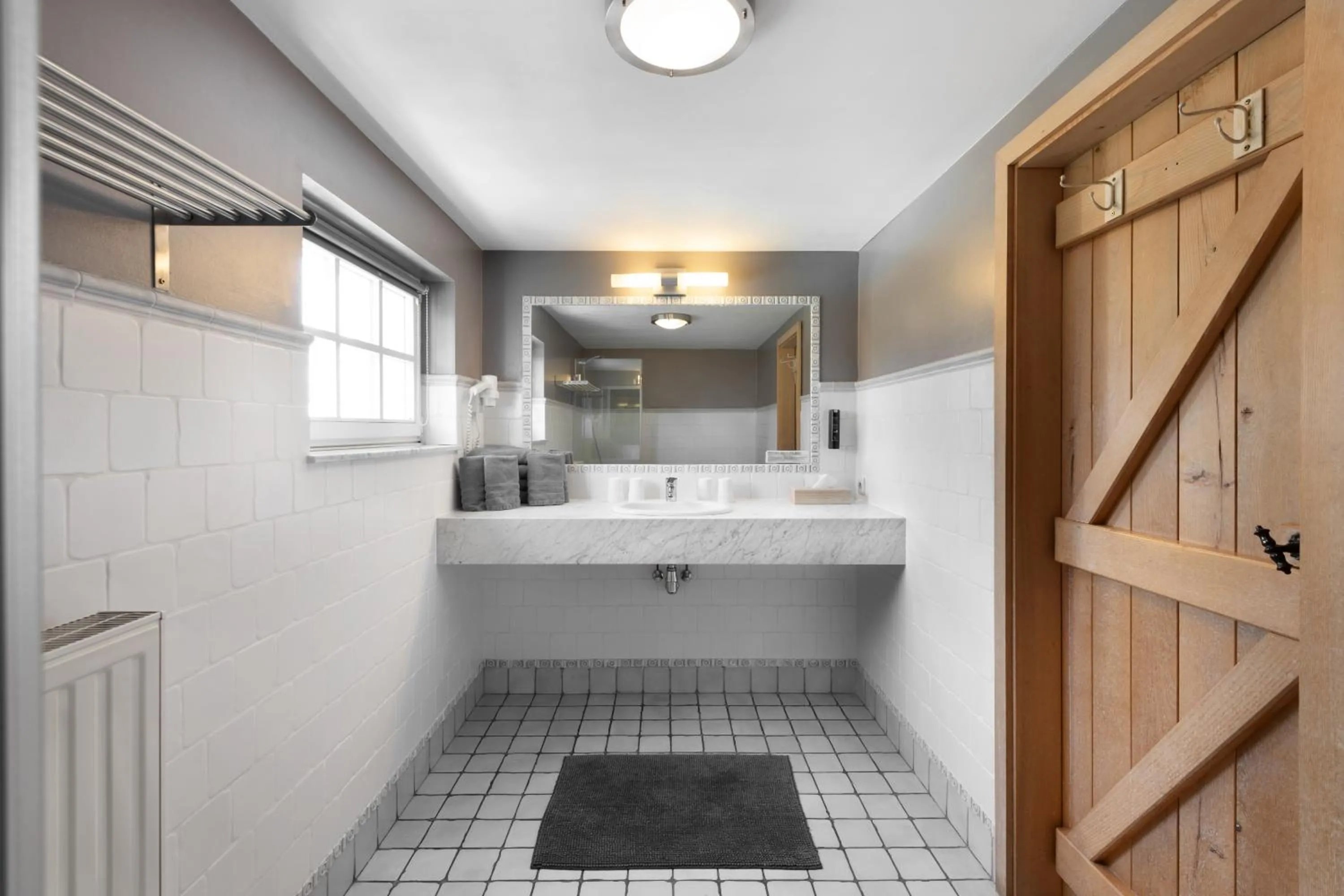 Bathroom in Hotel Aux Ecuries De La Reine