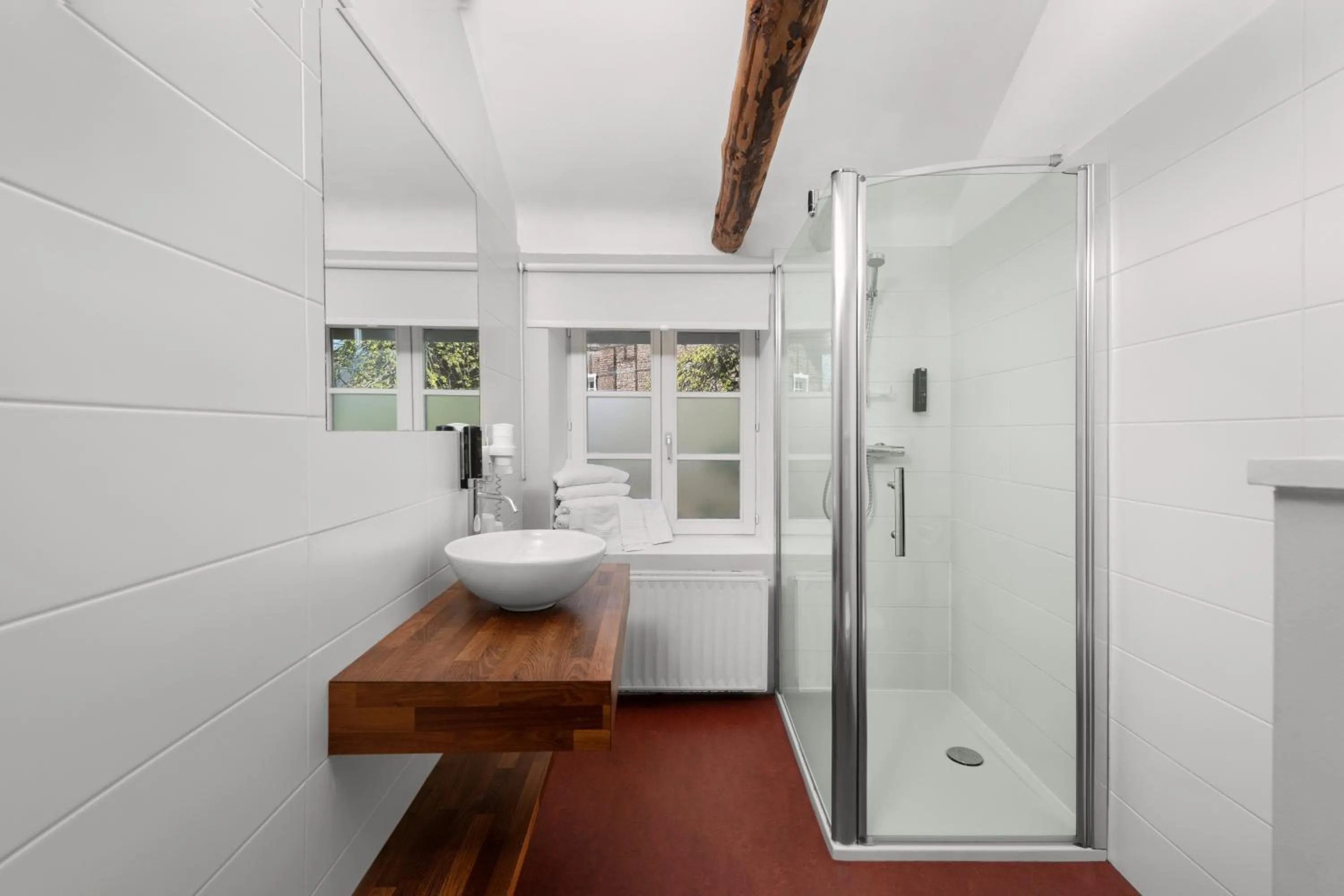 Bathroom in Hotel Aux Ecuries De La Reine