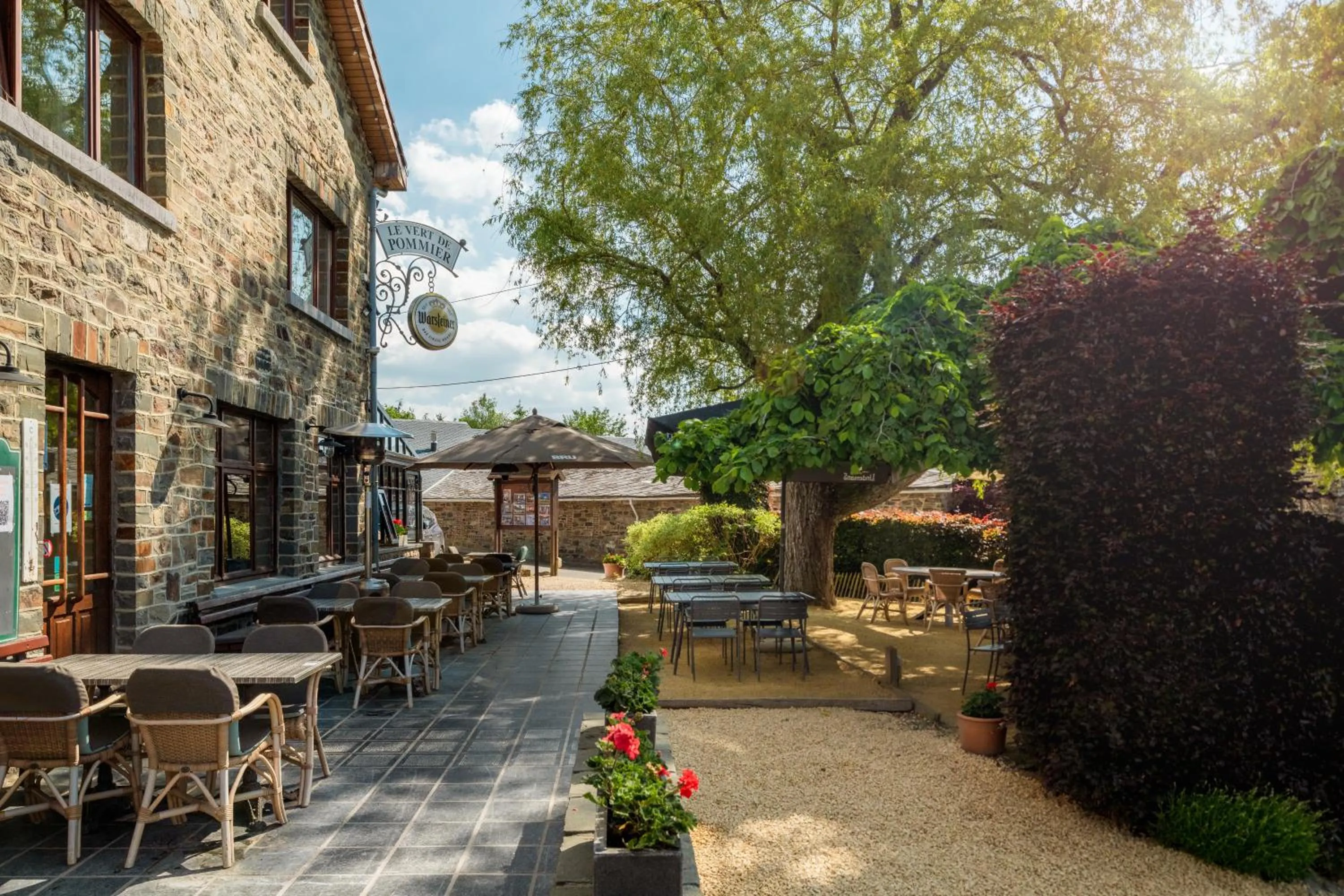 Restaurant/places to eat in Hotel Aux Ecuries De La Reine