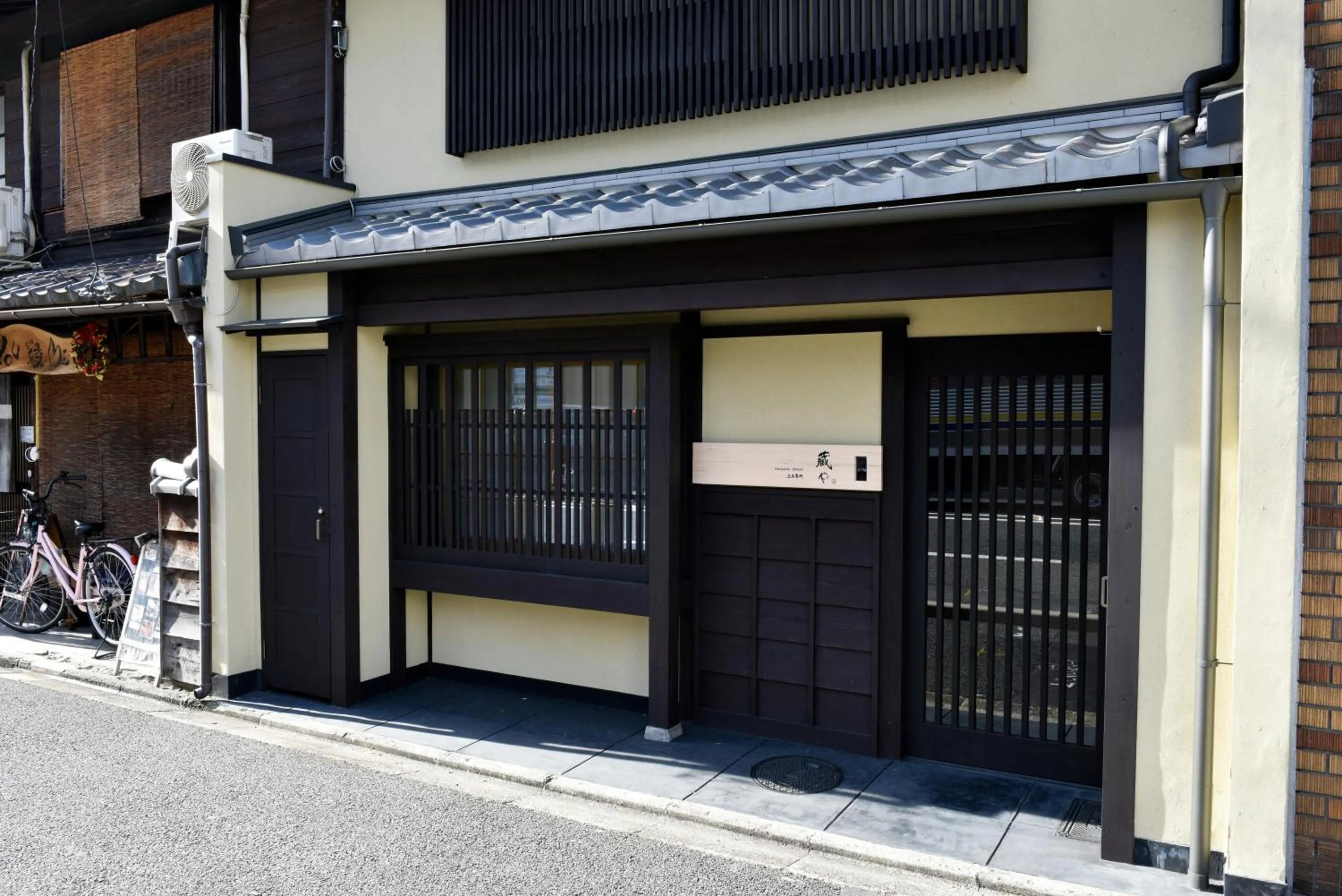 Facade/entrance in Kuraya Kamigojocho