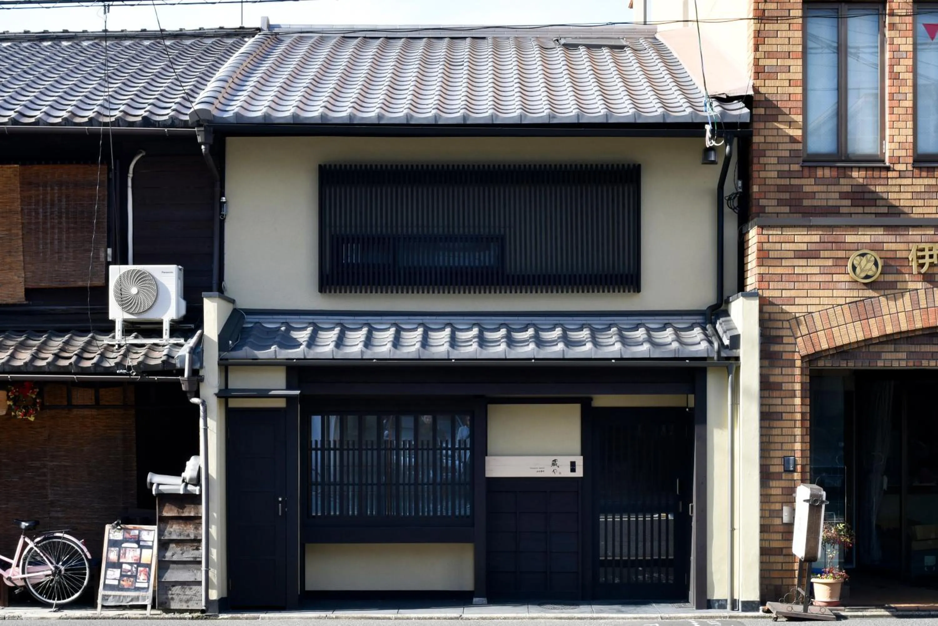 Facade/entrance in Kuraya Kamigojocho