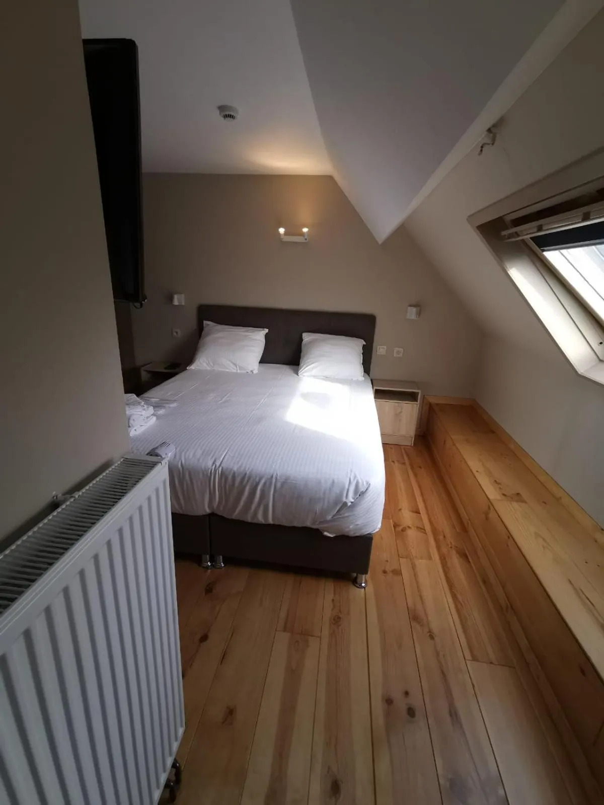 Bed in at-PACIFIC-HOTEL