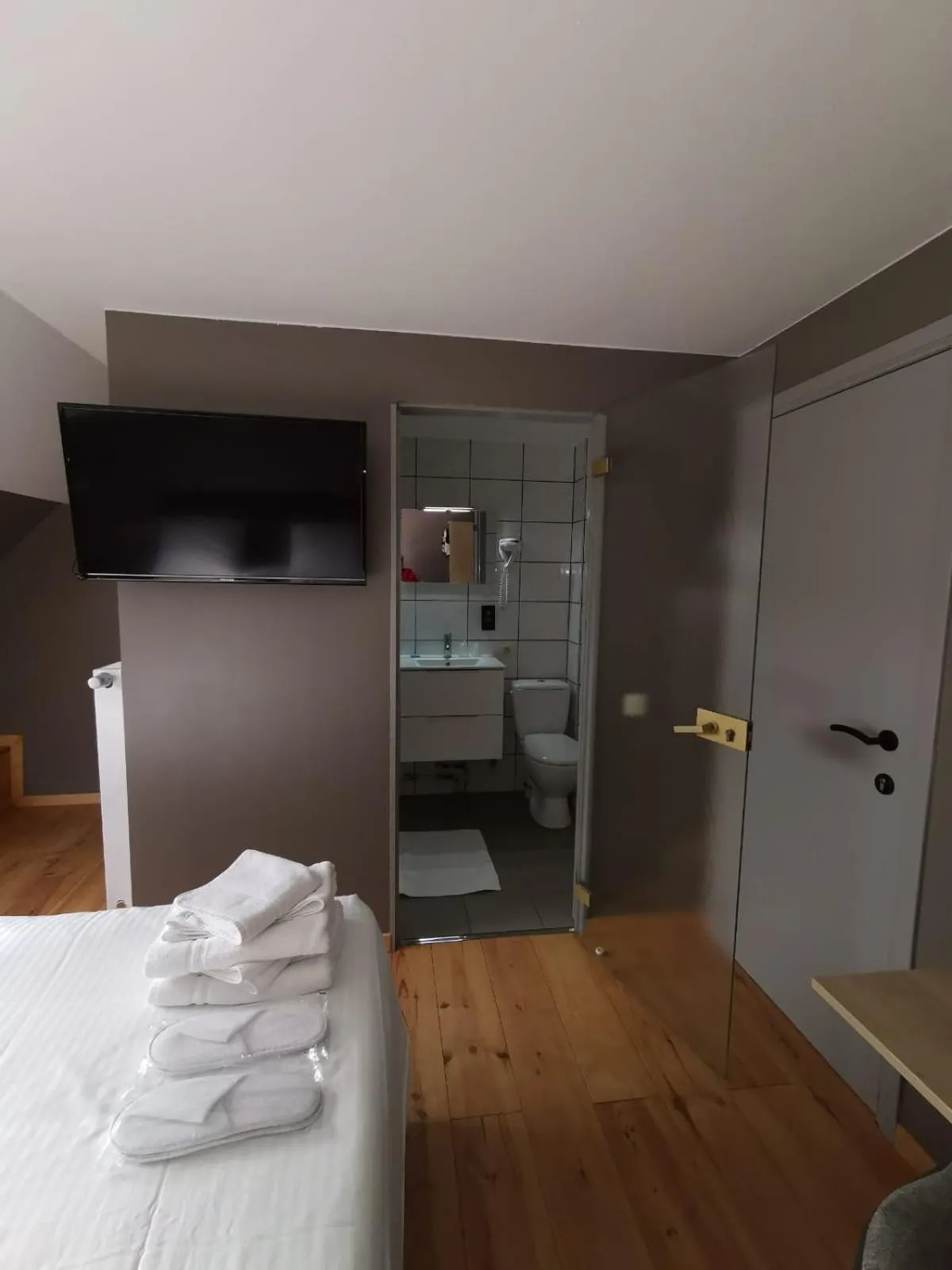 Toilet, Bed in at-PACIFIC-HOTEL