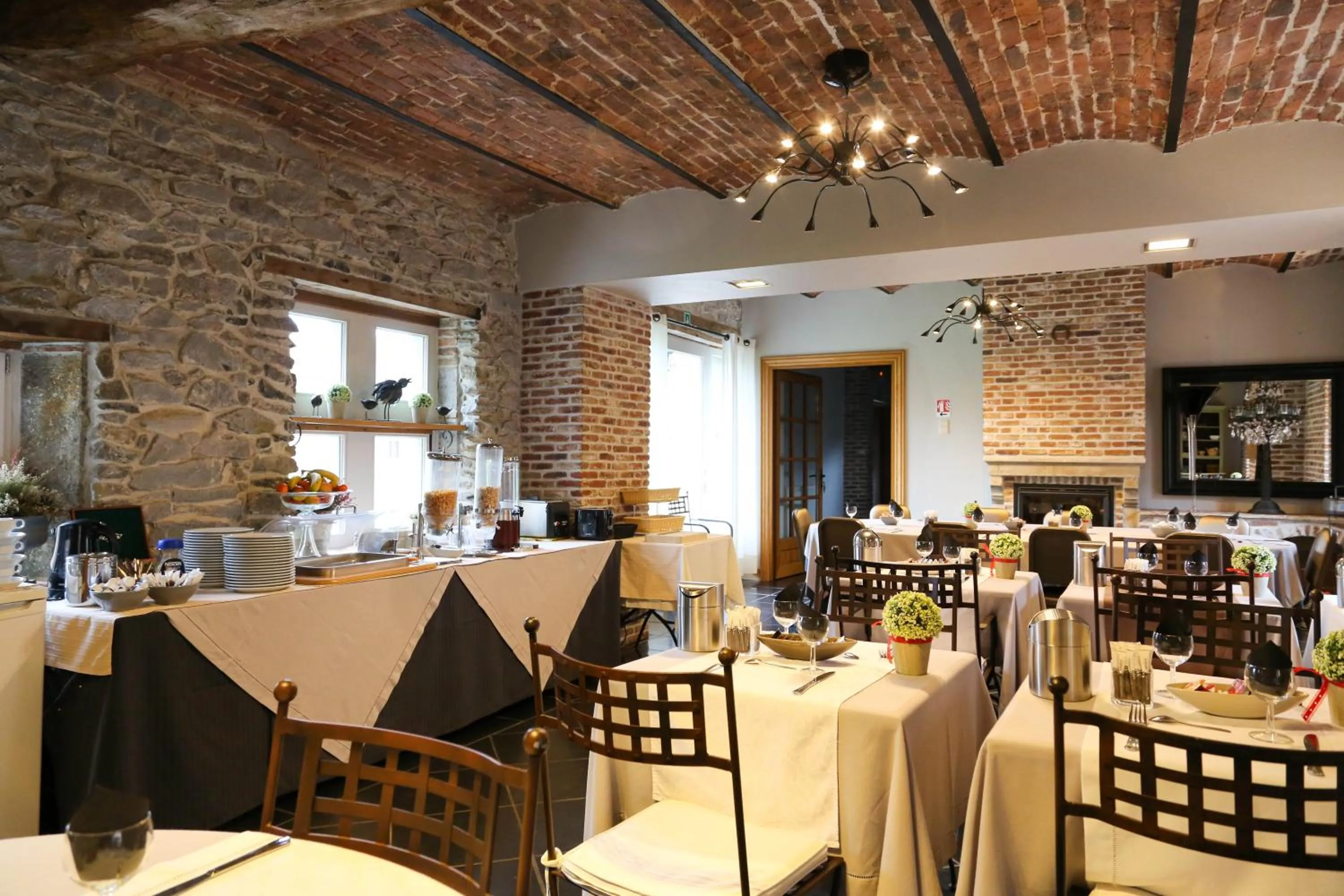 Breakfast in Aparthotel Le Manoir du Capitaine