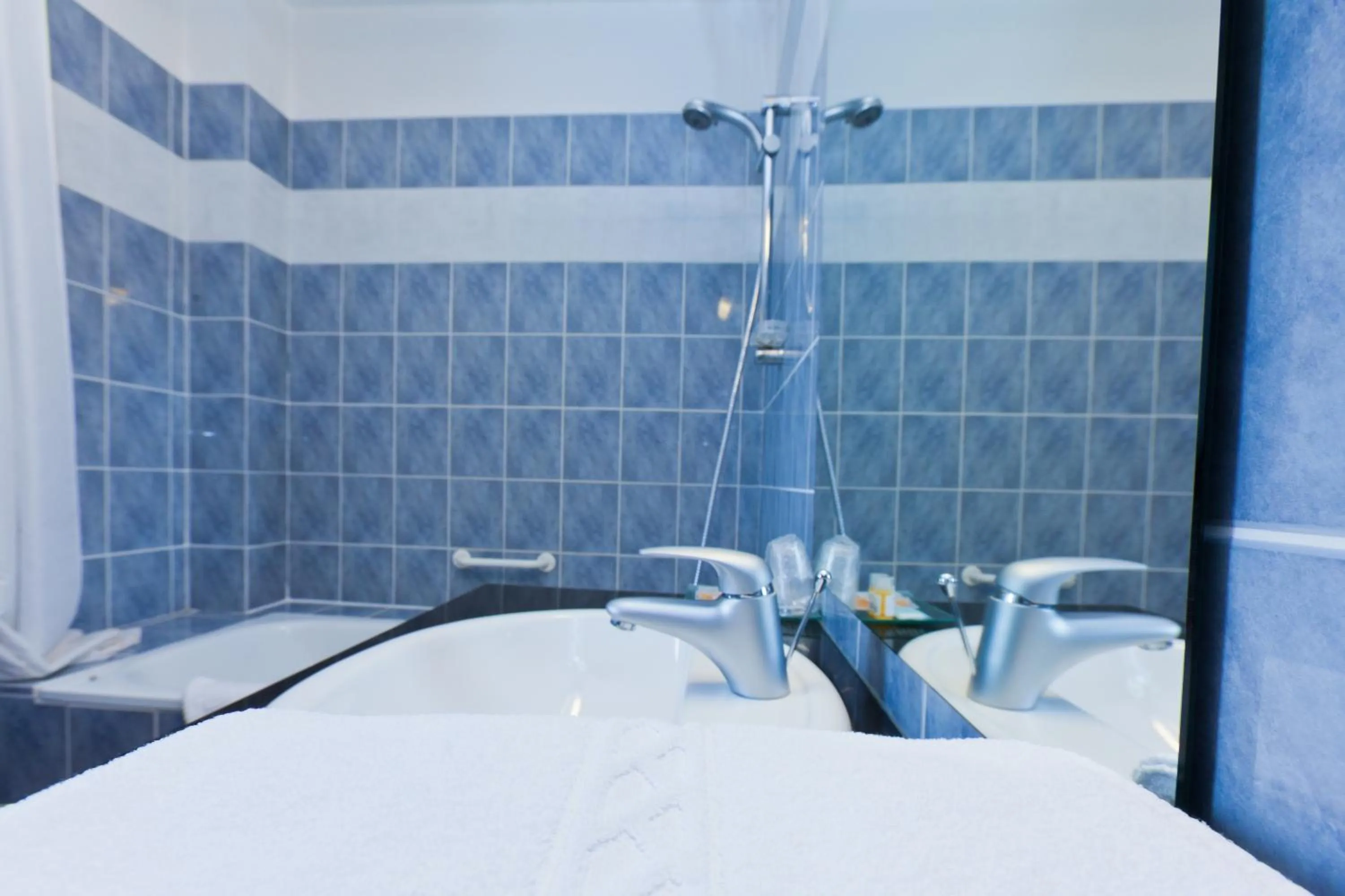 Bathroom, Bed in Aparthotel Le Manoir du Capitaine