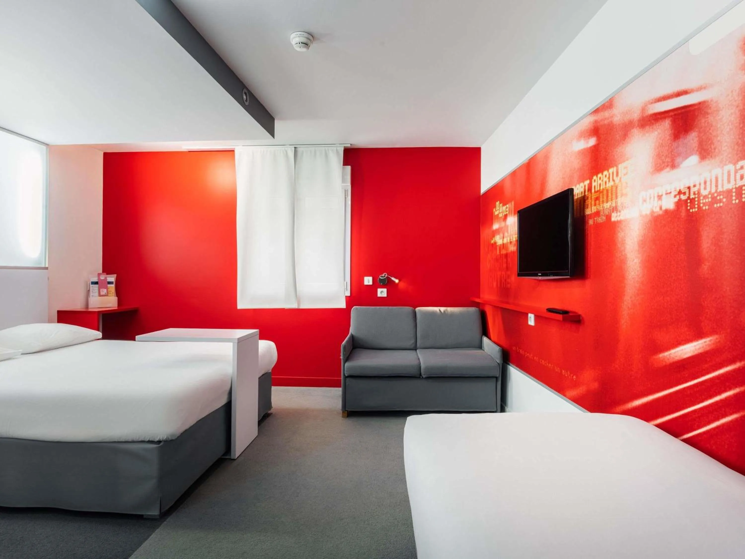 Bedroom, Bed in ibis Styles Vannes Gare Centre