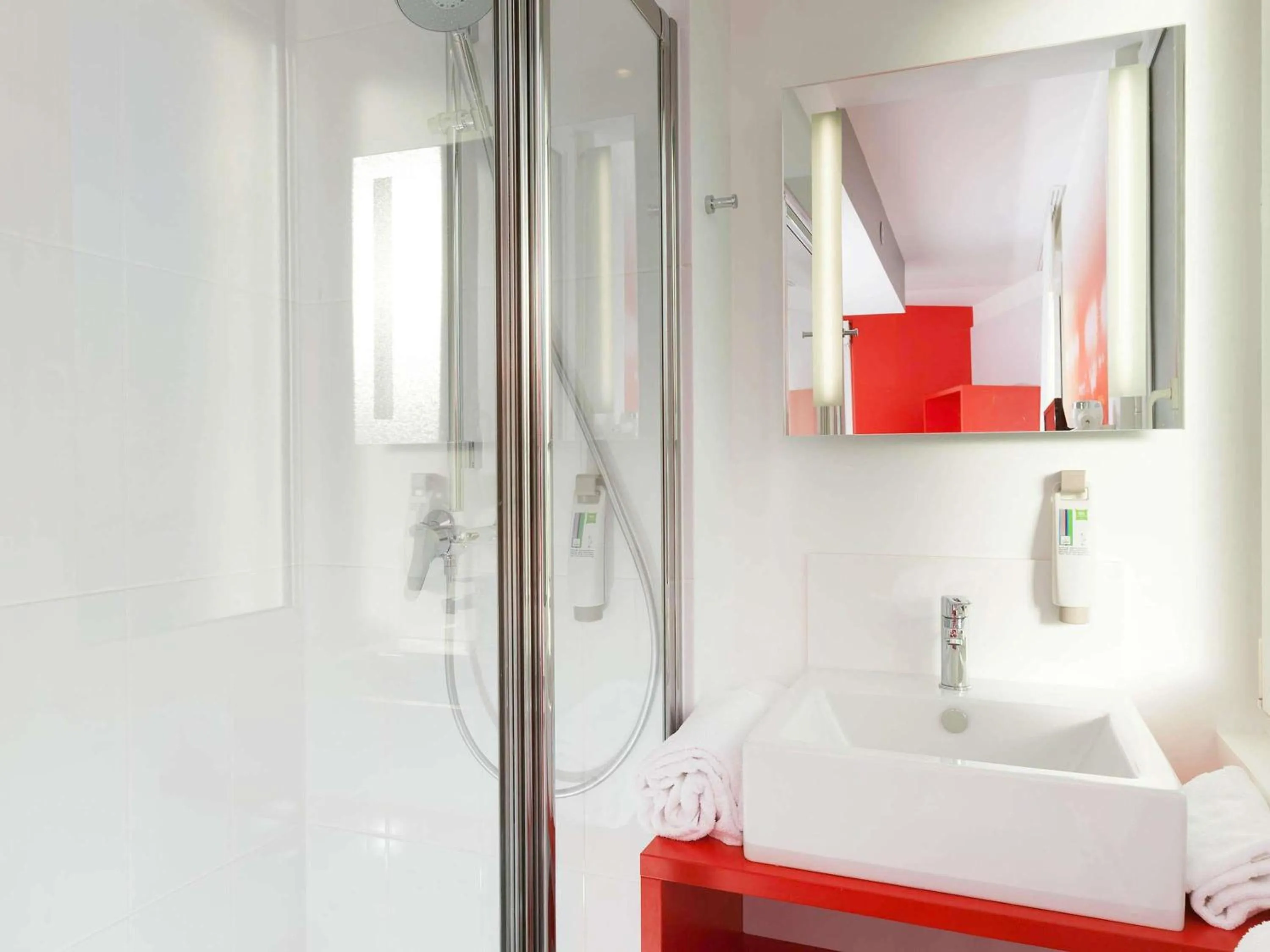 Bedroom, Bed in ibis Styles Vannes Gare Centre