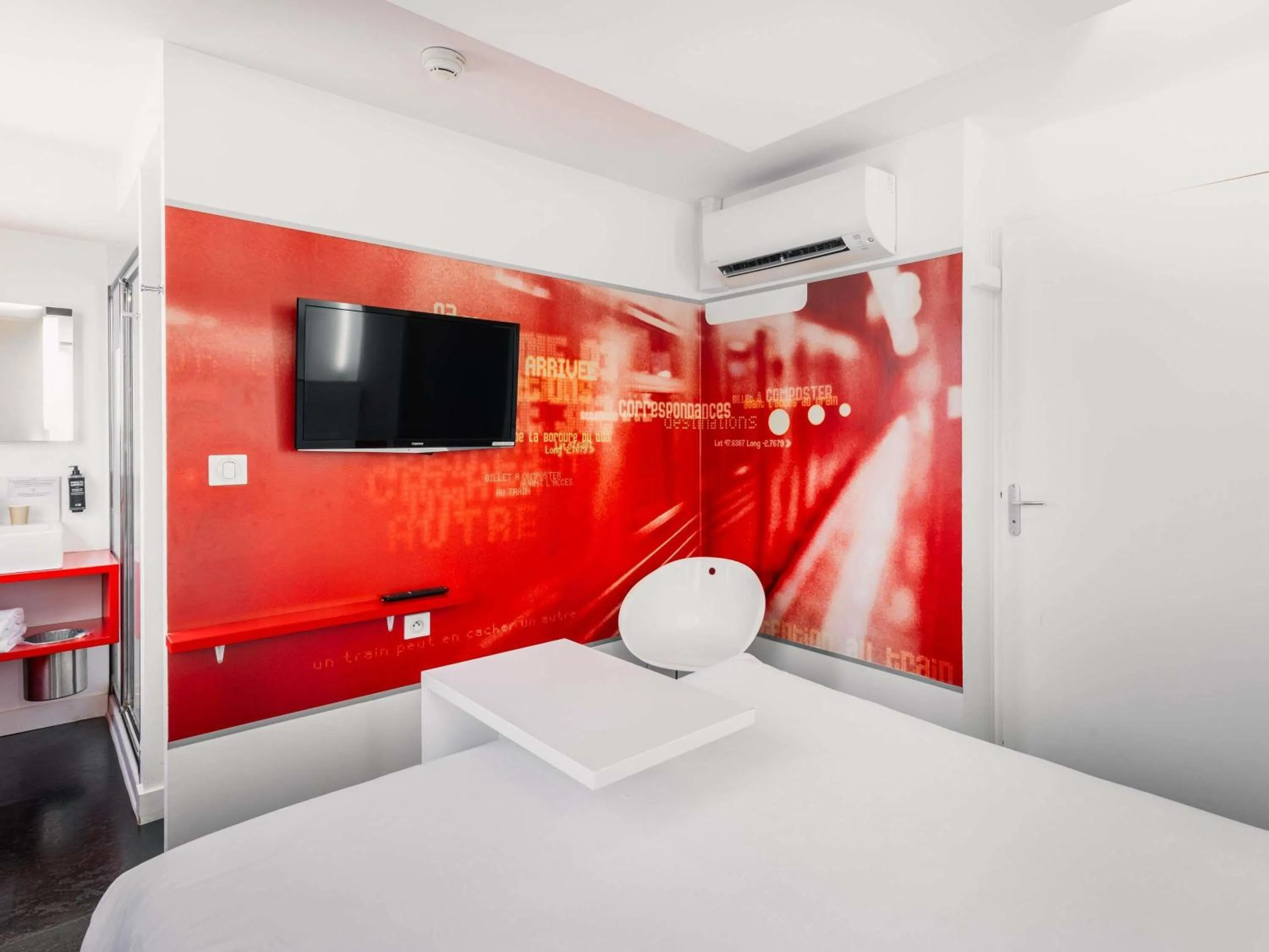 Bedroom, Bed in ibis Styles Vannes Gare Centre