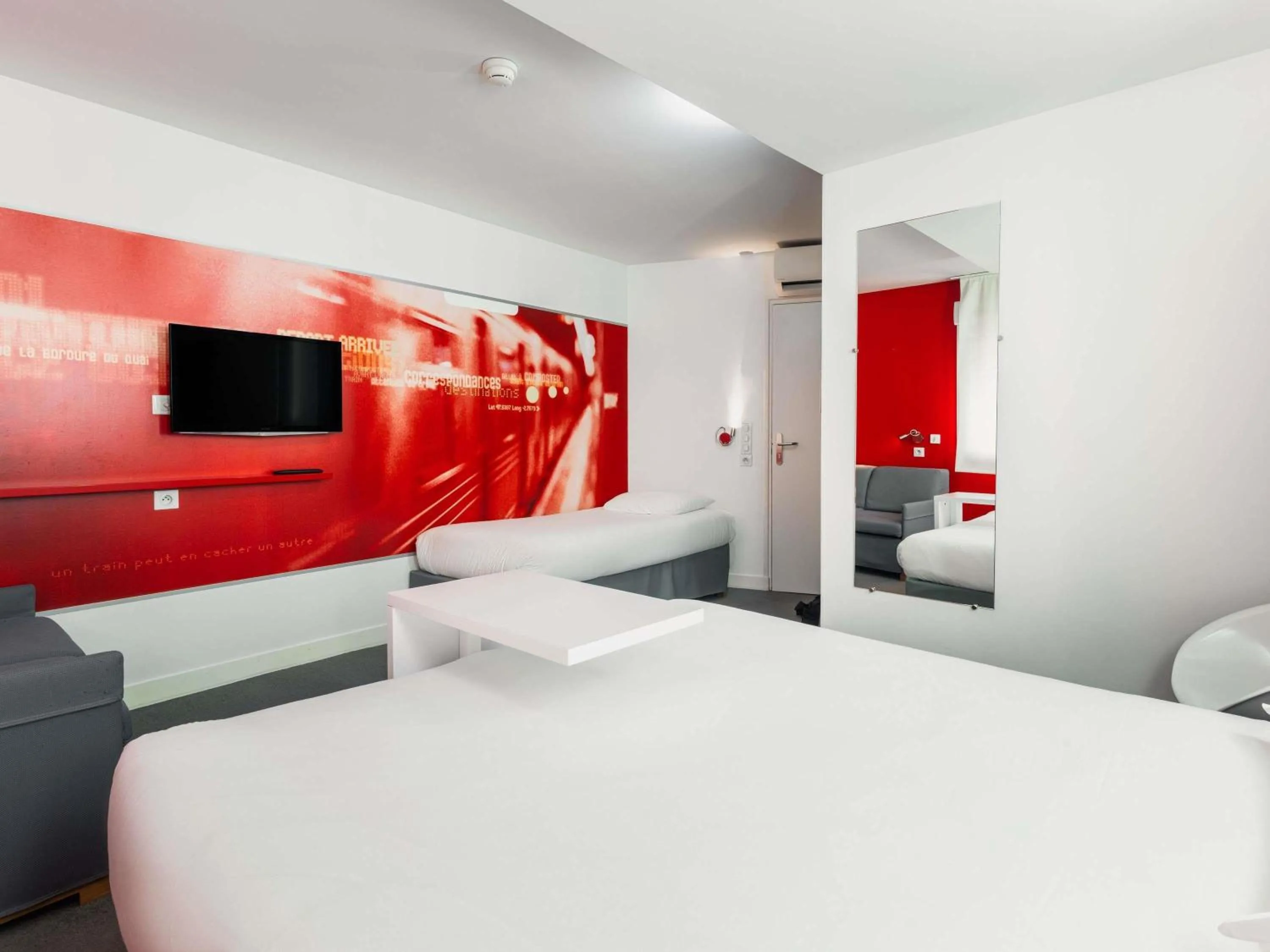 Bedroom, Bed in ibis Styles Vannes Gare Centre