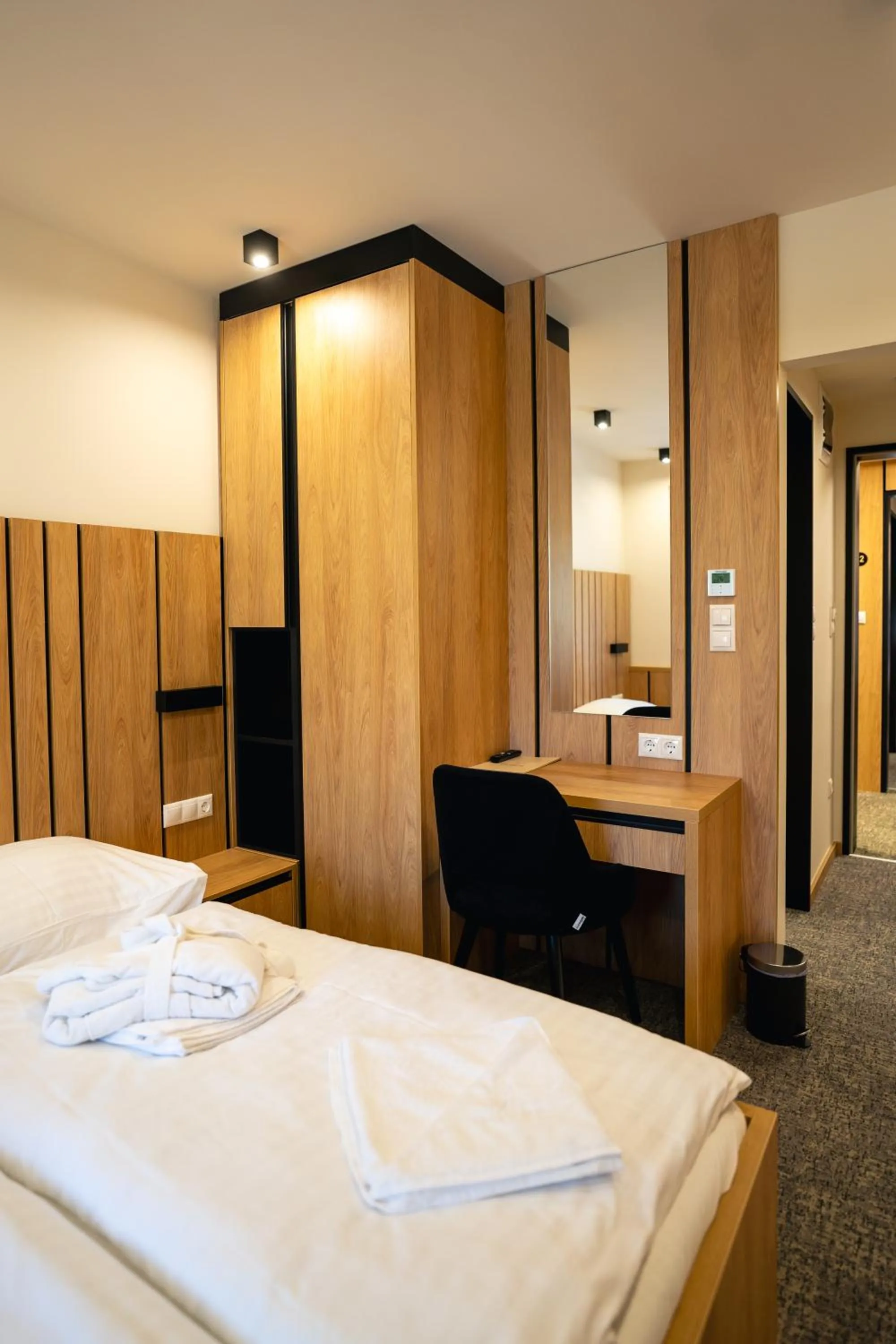 wardrobe, Bed in Hunor Hotel és Étterem