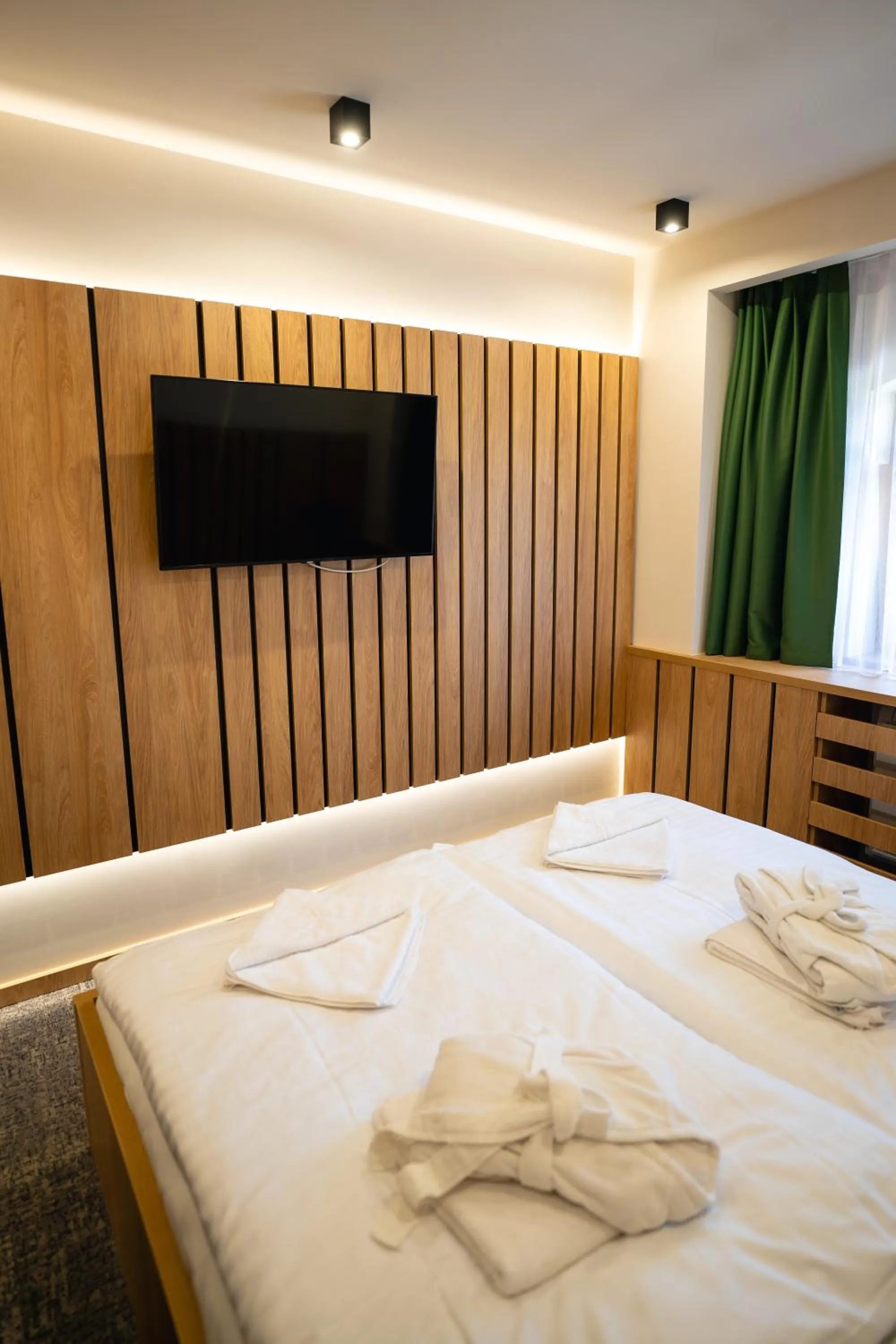 TV and multimedia, Bed in Hunor Hotel és Étterem