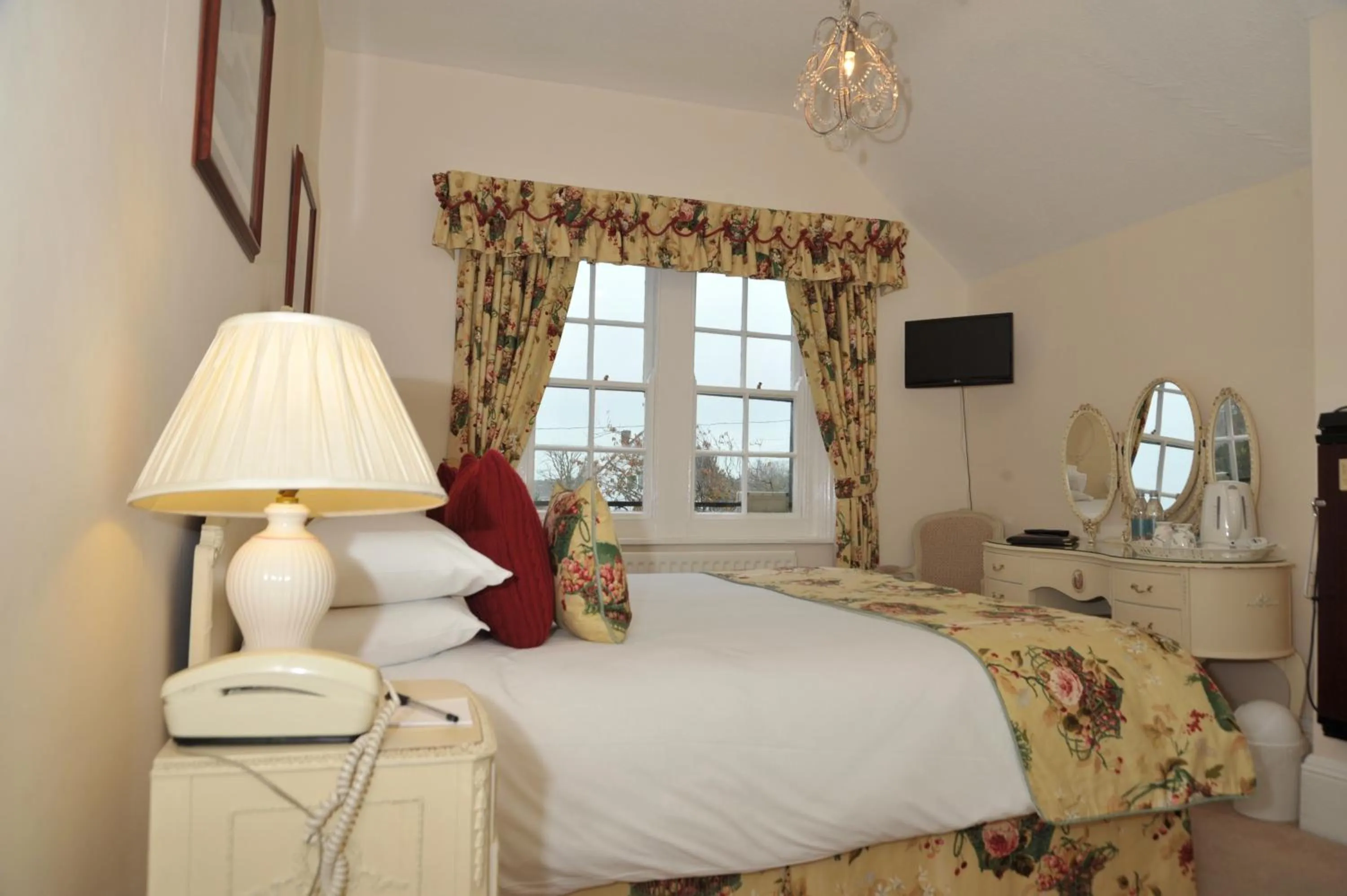 Photo of the whole room, Bed in The Inglenook Hotel