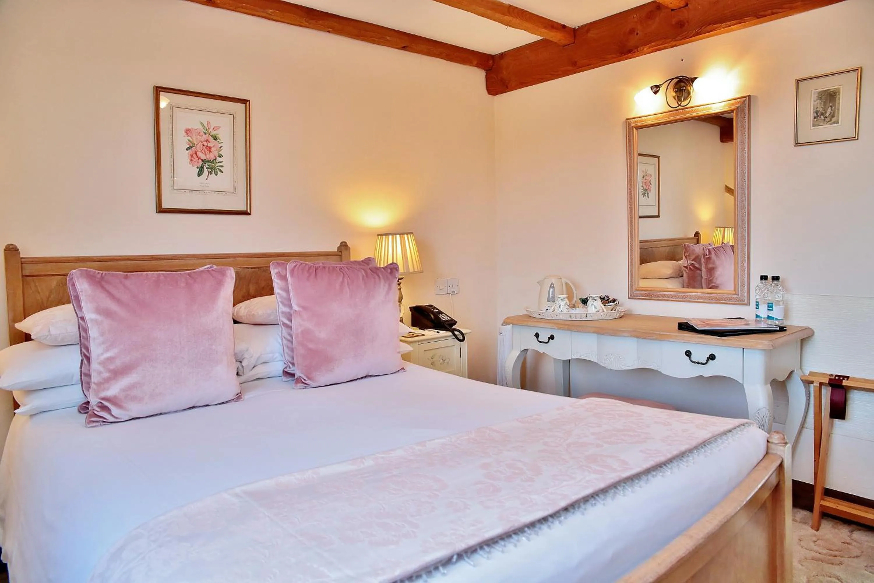 Photo of the whole room, Bed in The Inglenook Hotel