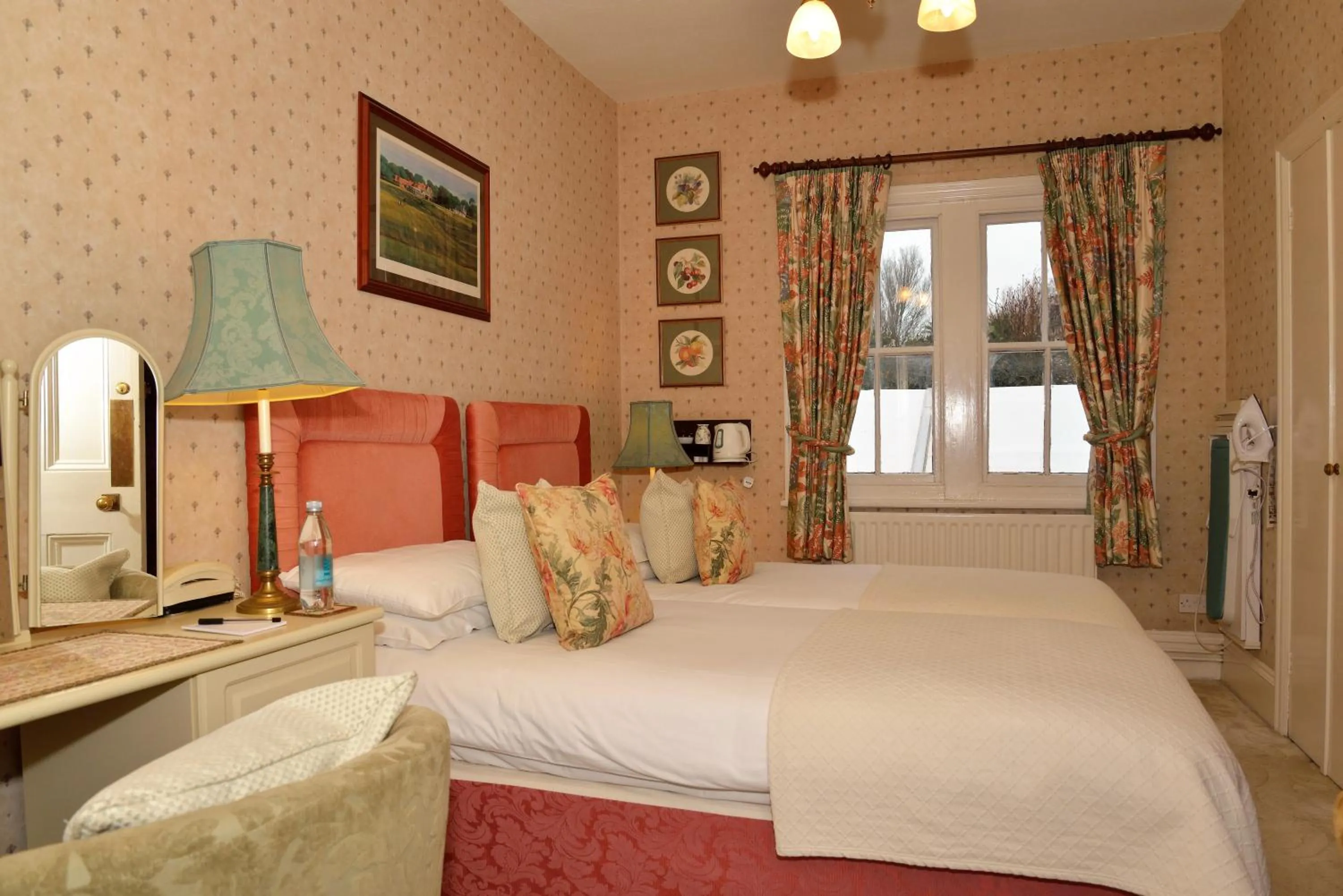 Photo of the whole room, Bed in The Inglenook Hotel