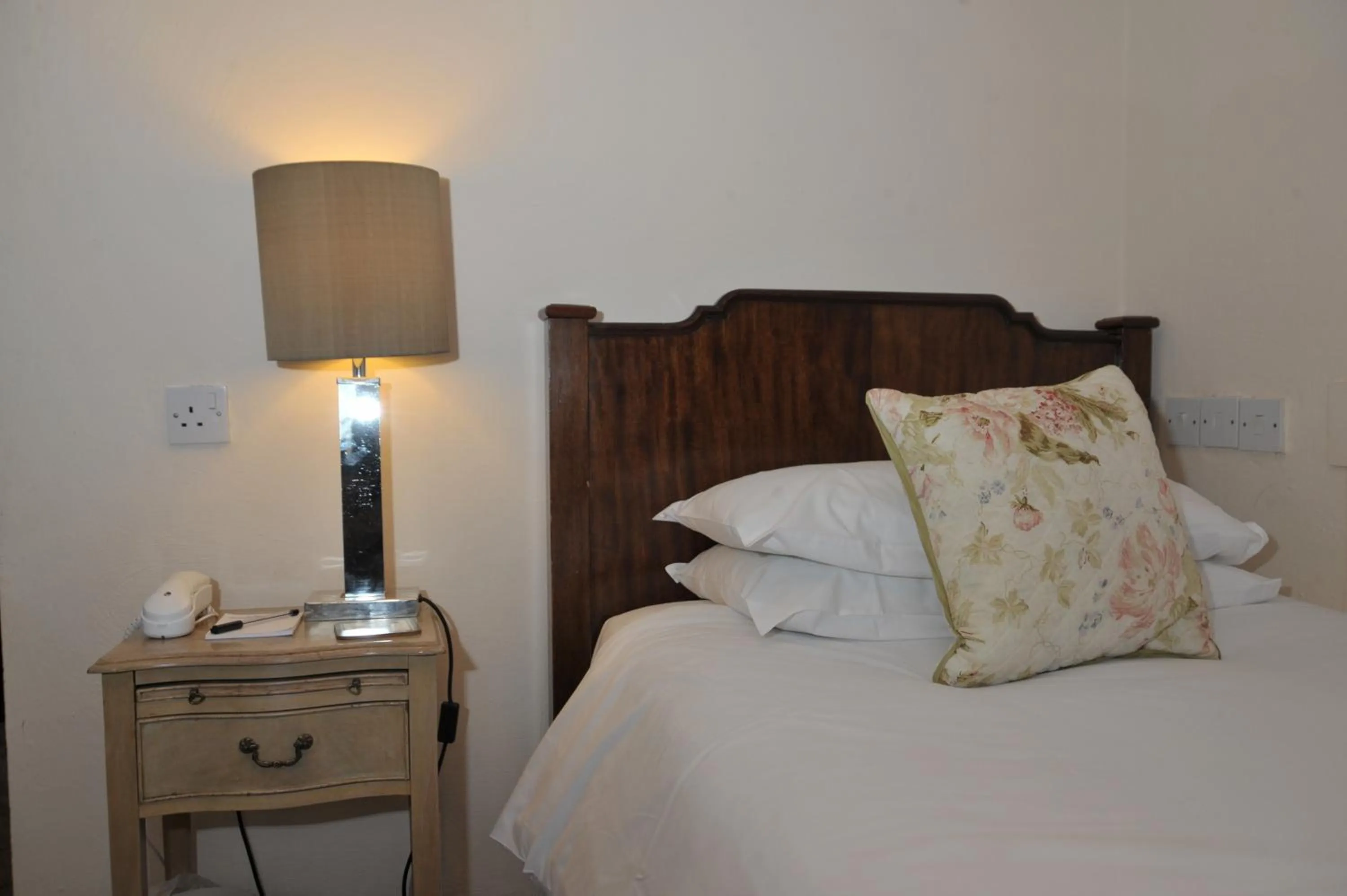 Photo of the whole room, Bed in The Inglenook Hotel