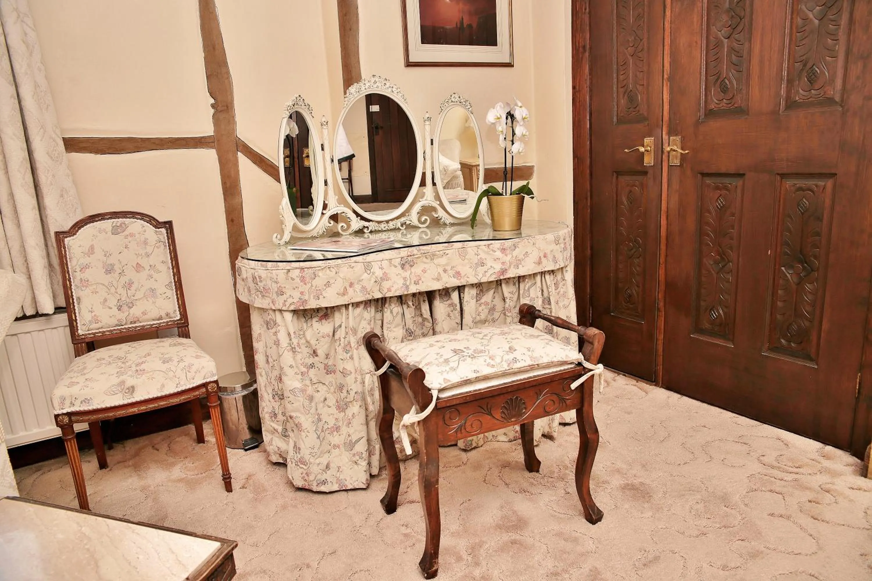 Photo of the whole room in The Inglenook Hotel