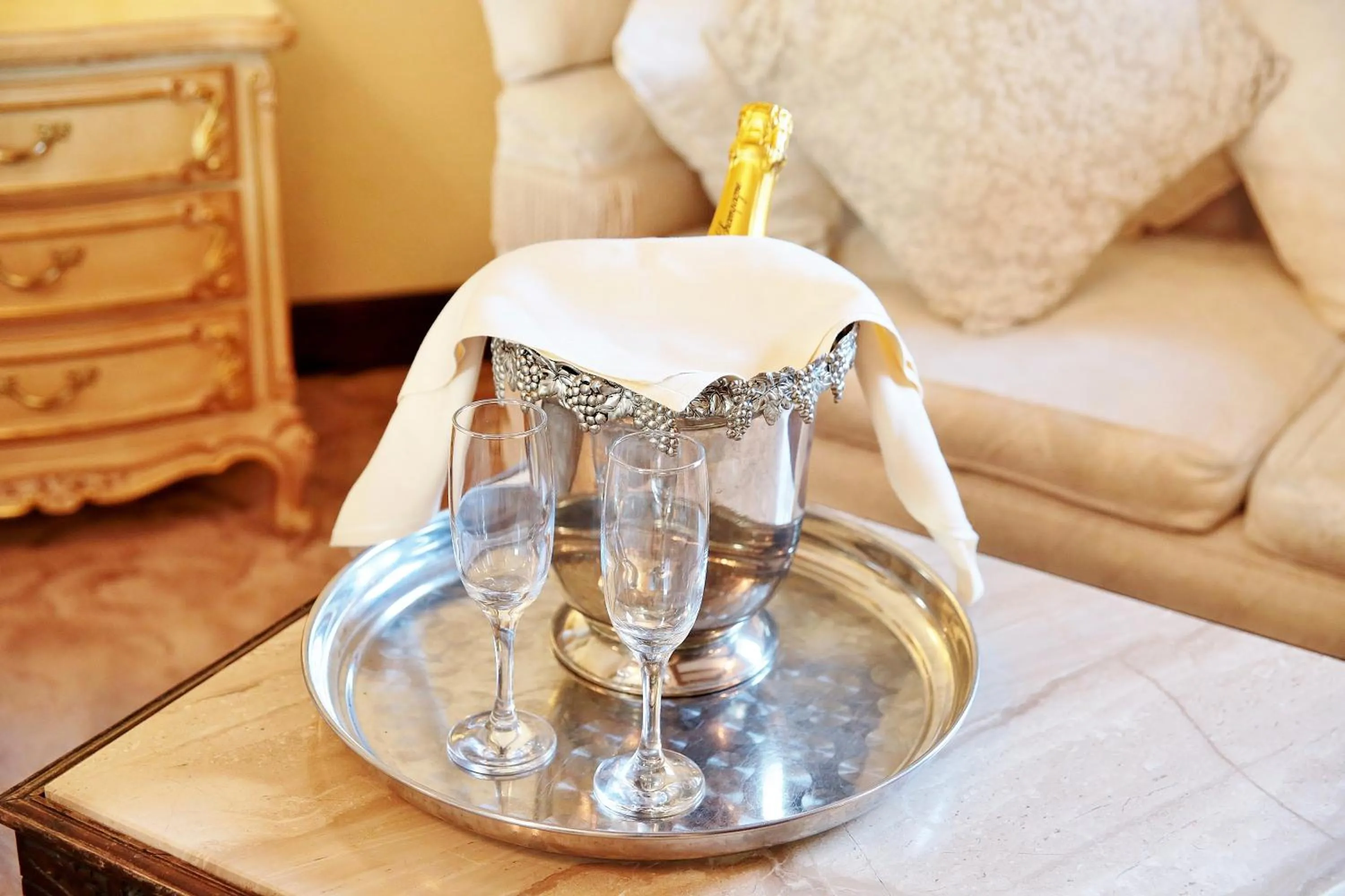 Photo of the whole room in The Inglenook Hotel