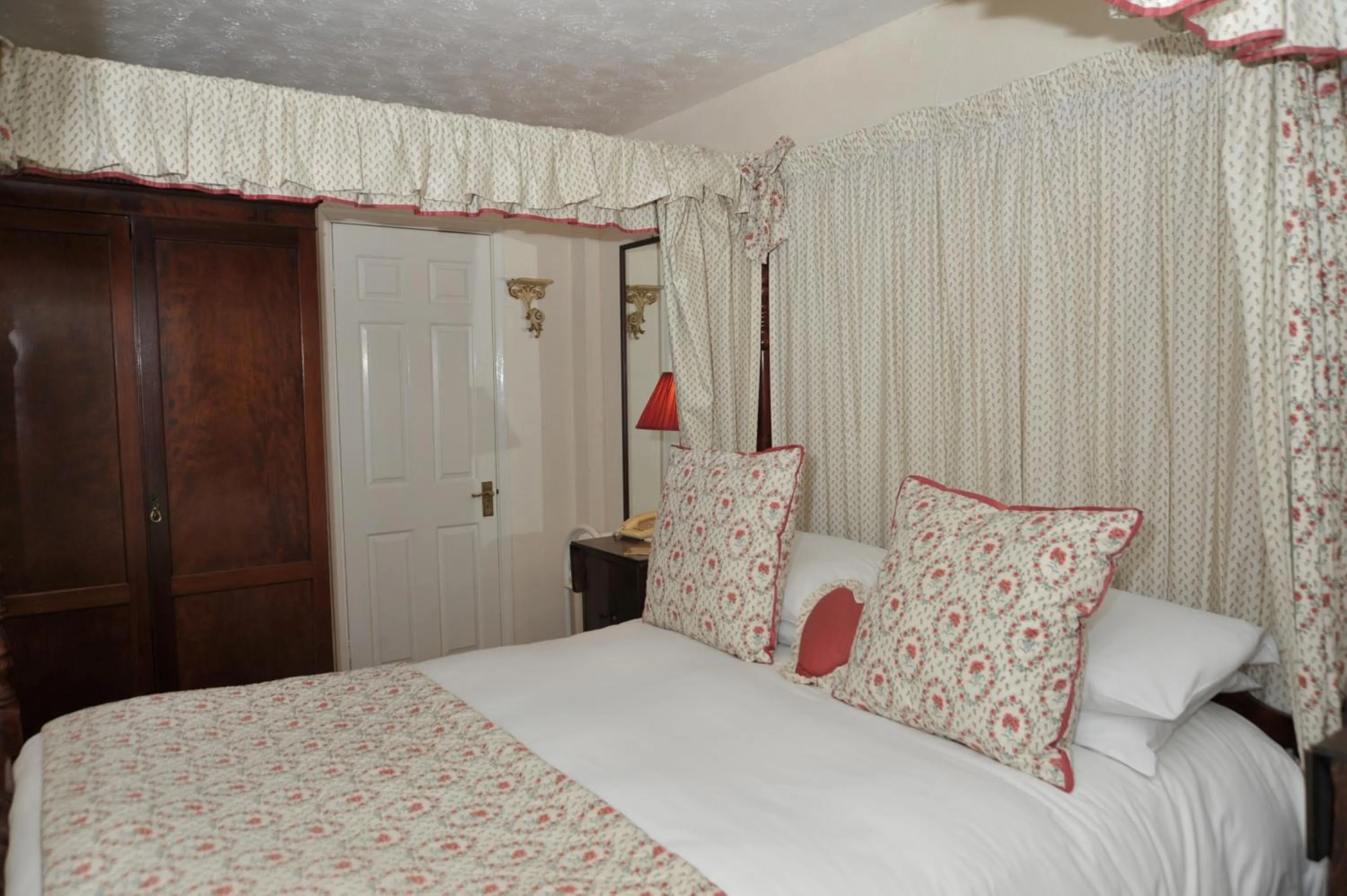 Photo of the whole room, Bed in The Inglenook Hotel