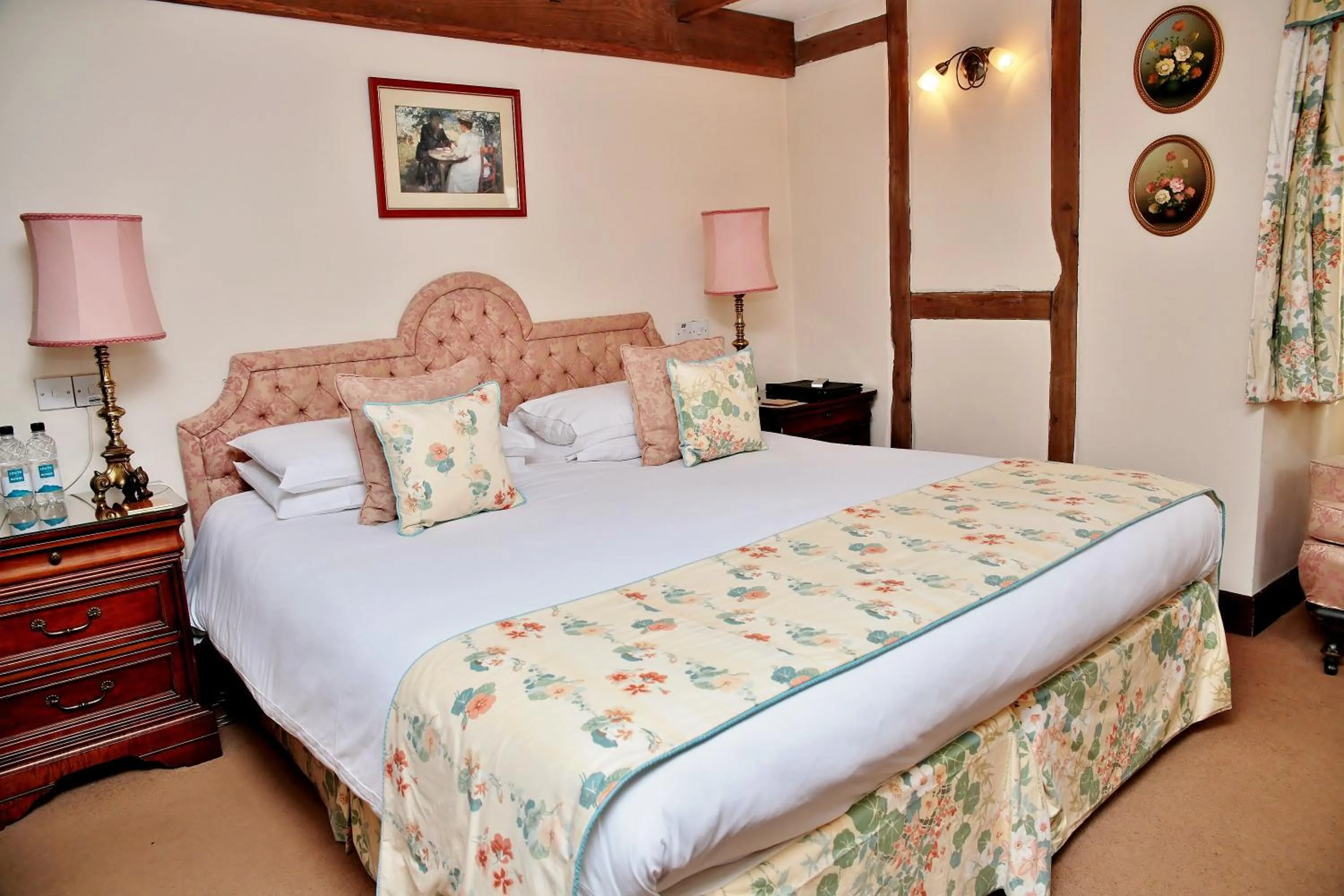 Photo of the whole room, Bed in The Inglenook Hotel