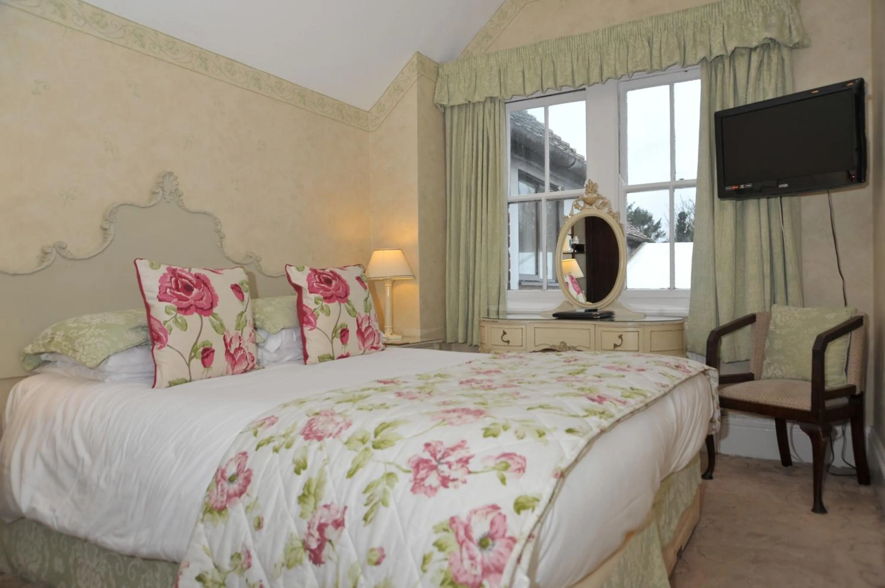 Photo of the whole room, Bed in The Inglenook Hotel