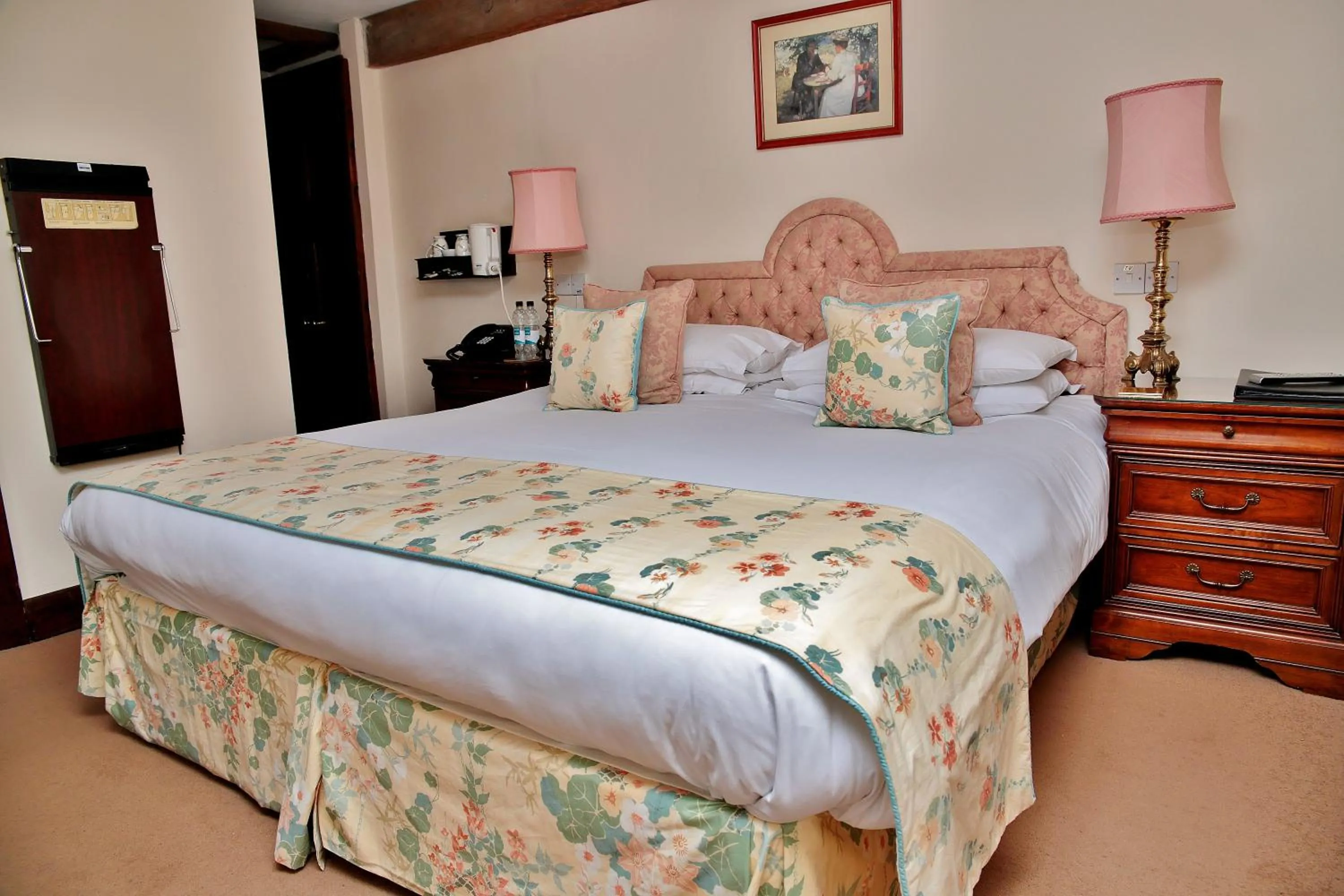 Photo of the whole room, Bed in The Inglenook Hotel