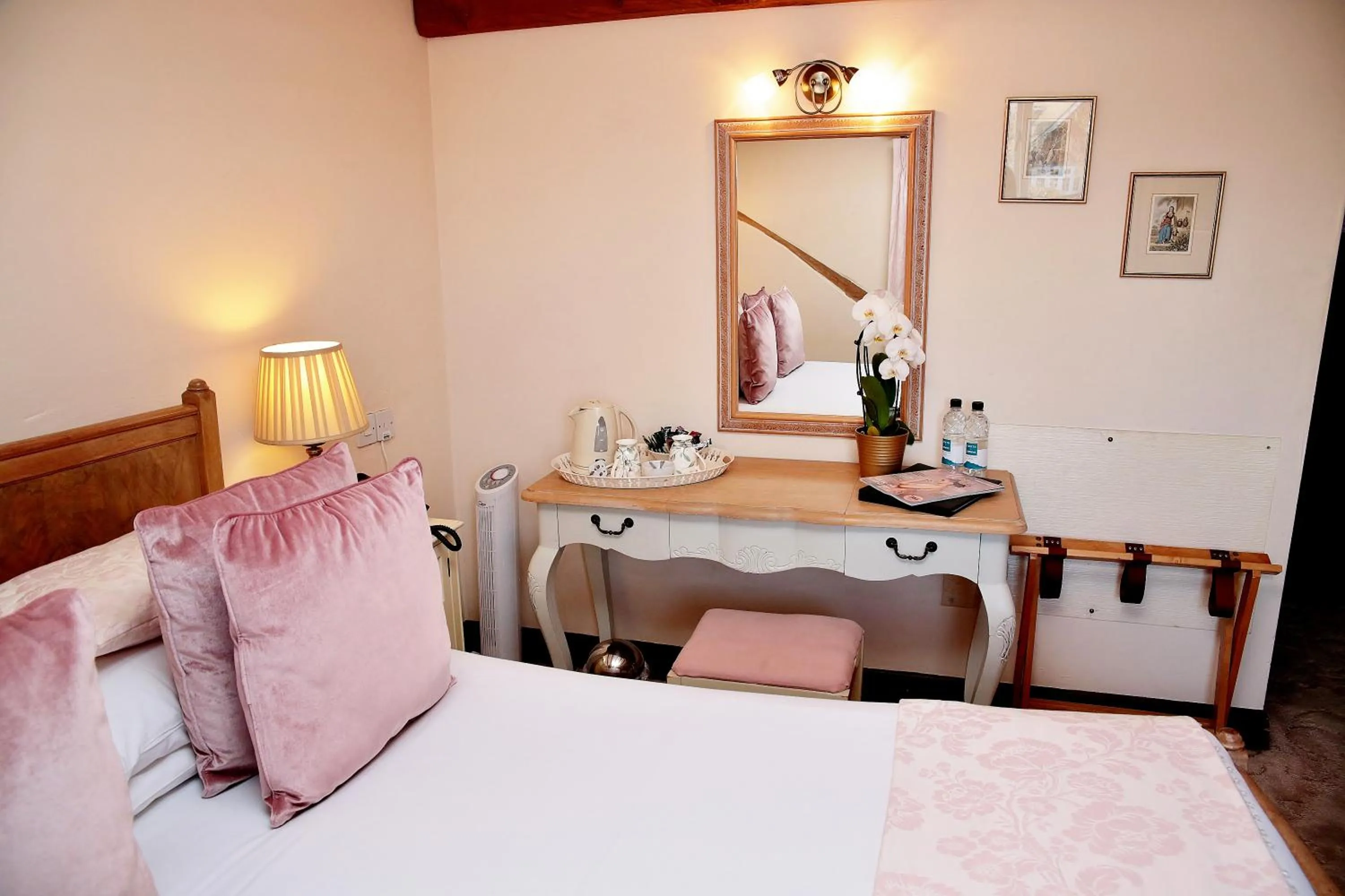 Photo of the whole room, Bed in The Inglenook Hotel