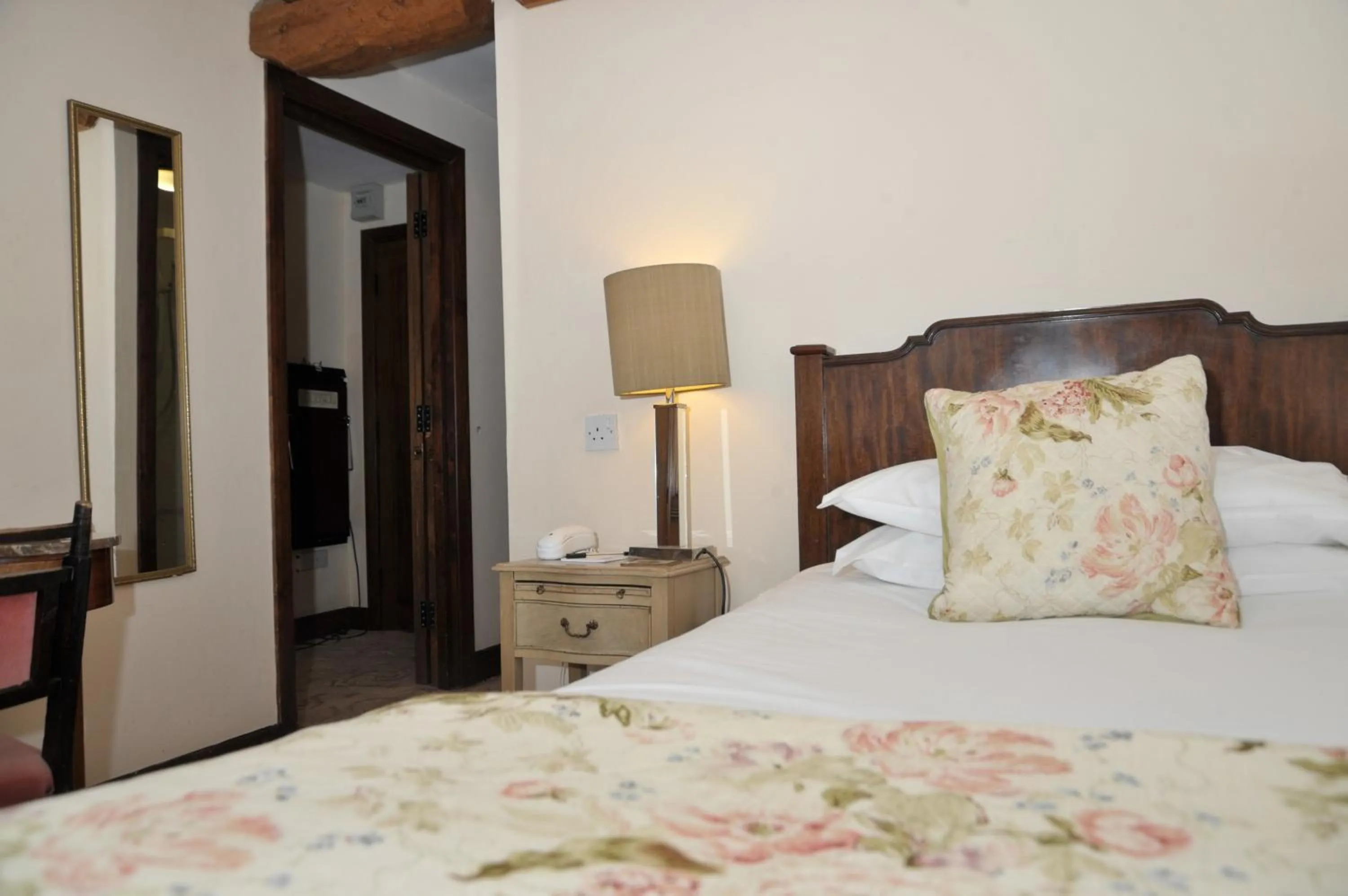 Photo of the whole room, Bed in The Inglenook Hotel