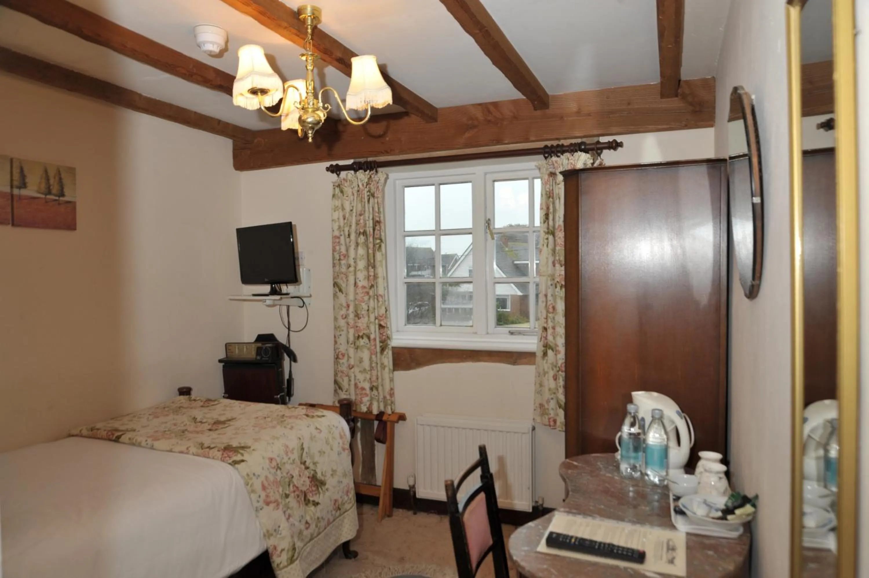 Photo of the whole room, Bed in The Inglenook Hotel