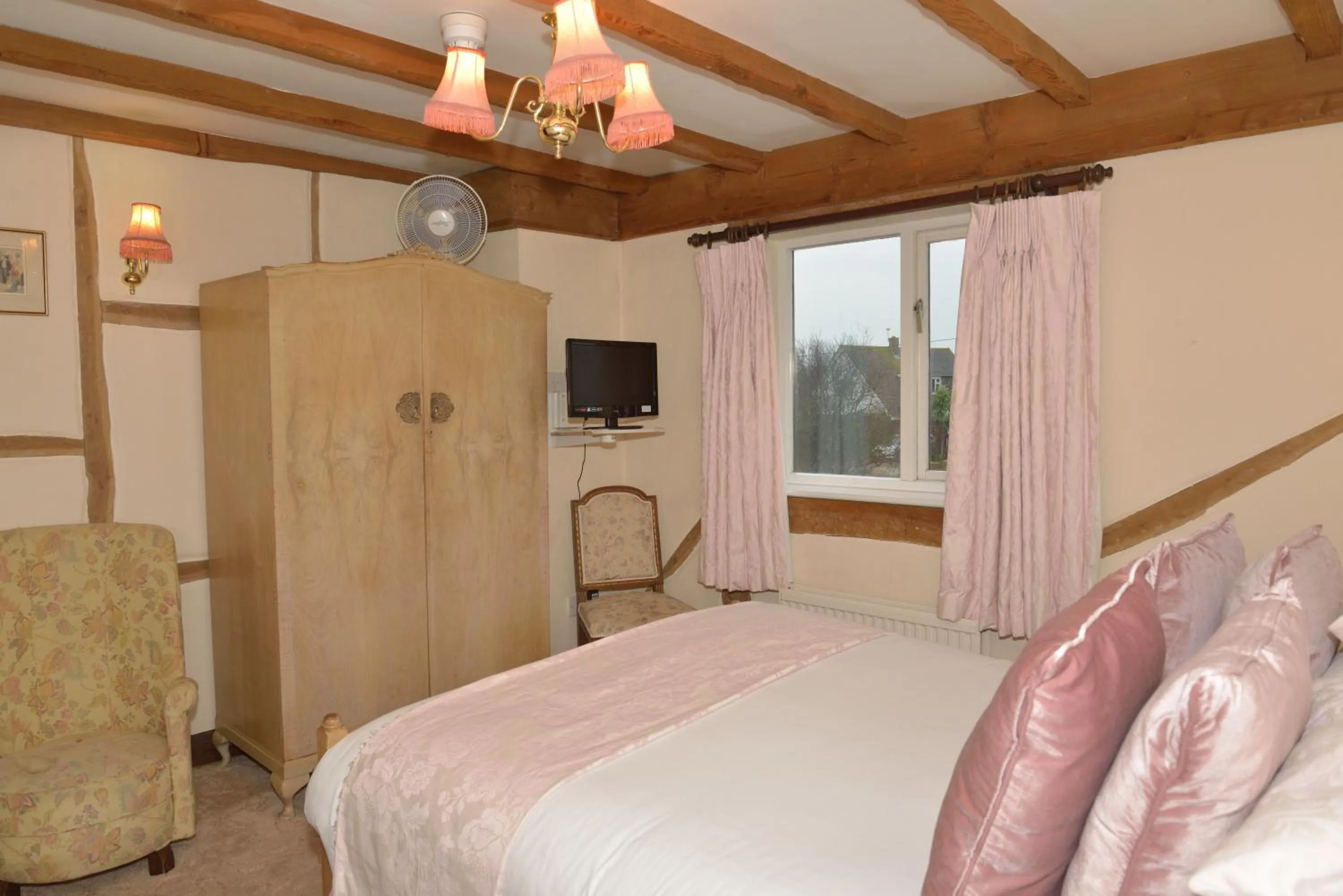 Photo of the whole room, Bed in The Inglenook Hotel