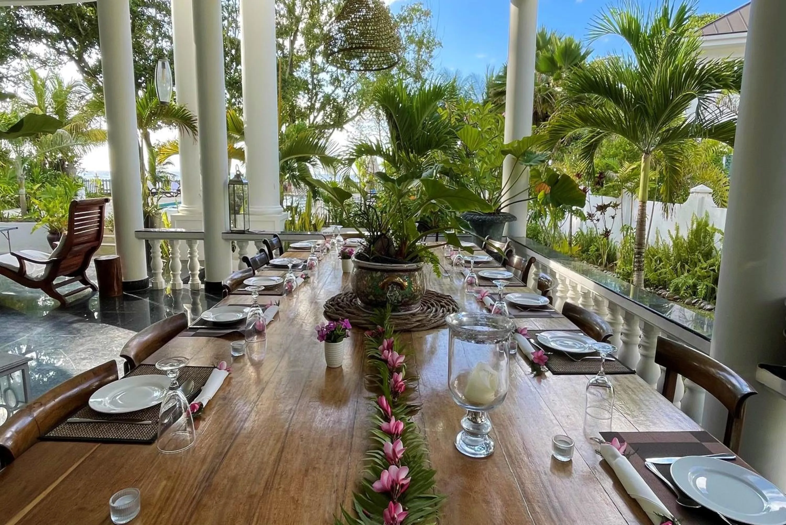 Restaurant/places to eat in Chateau Elysium