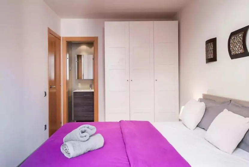 Bathroom, Bed in Tendency Plaza España