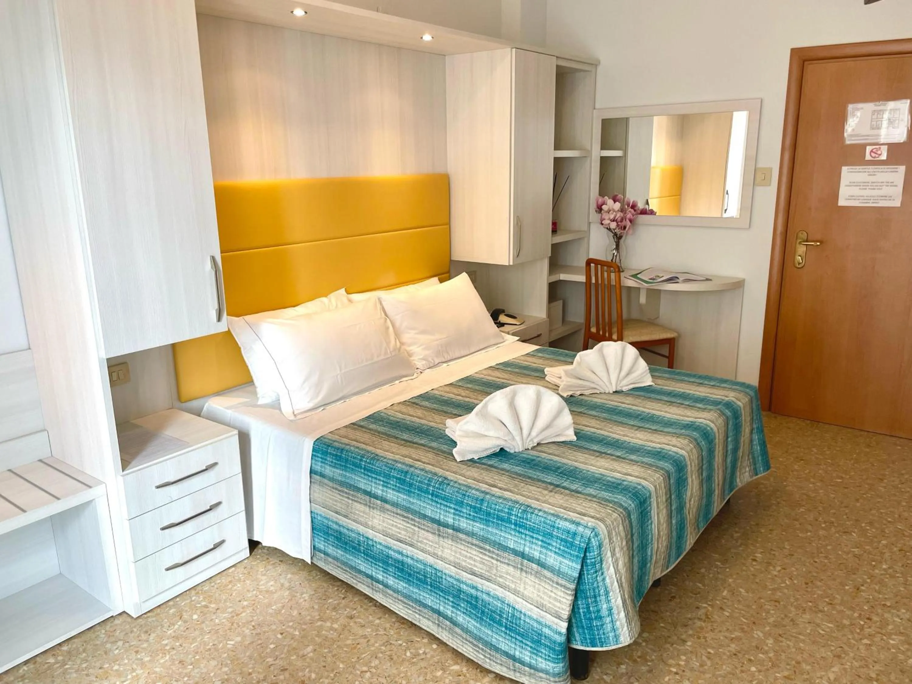 Bedroom, Bed in Hotel Crystal NUOVA GESTIONE 2025