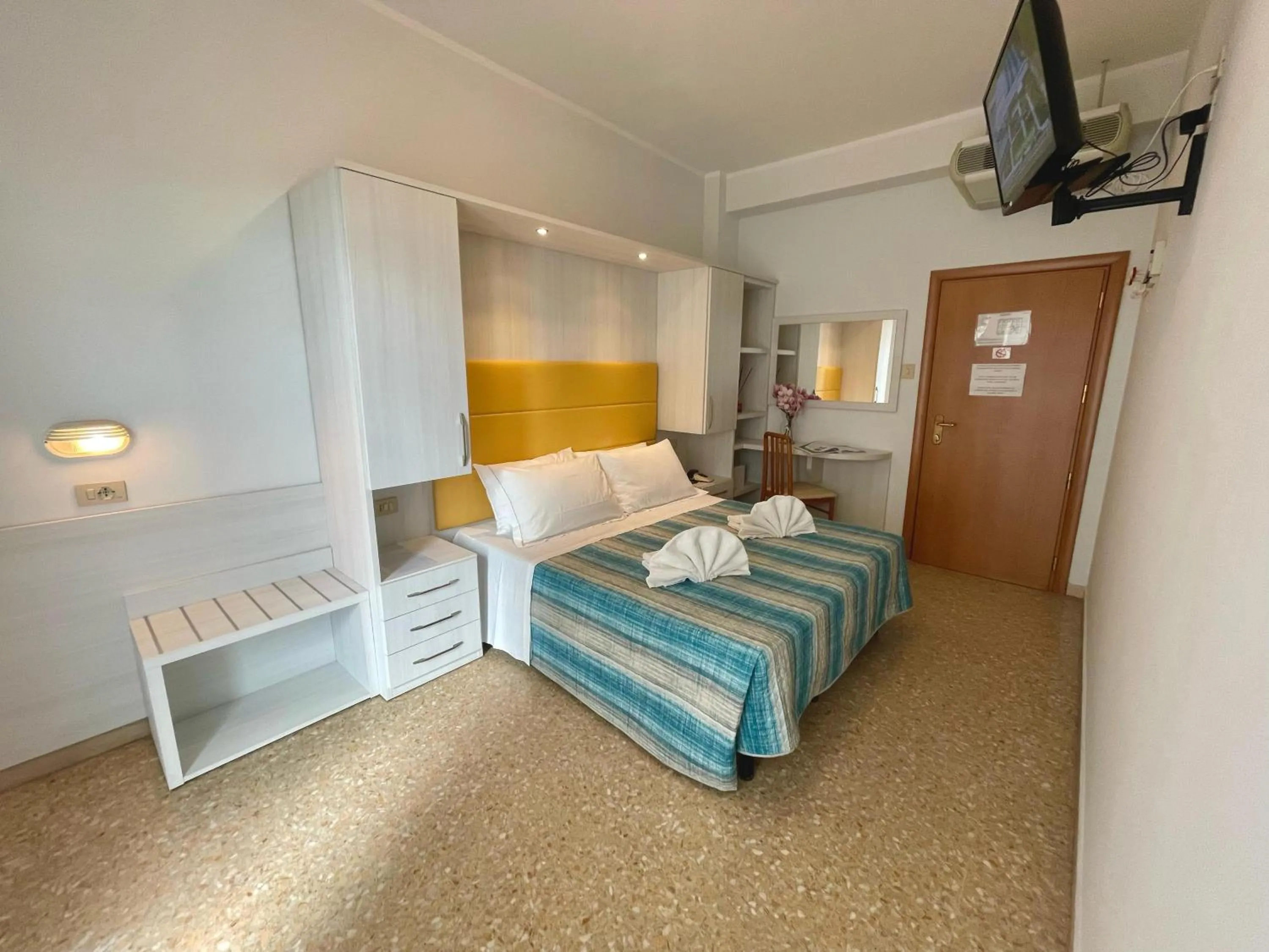 Bedroom, Bed in Hotel Crystal NUOVA GESTIONE 2025