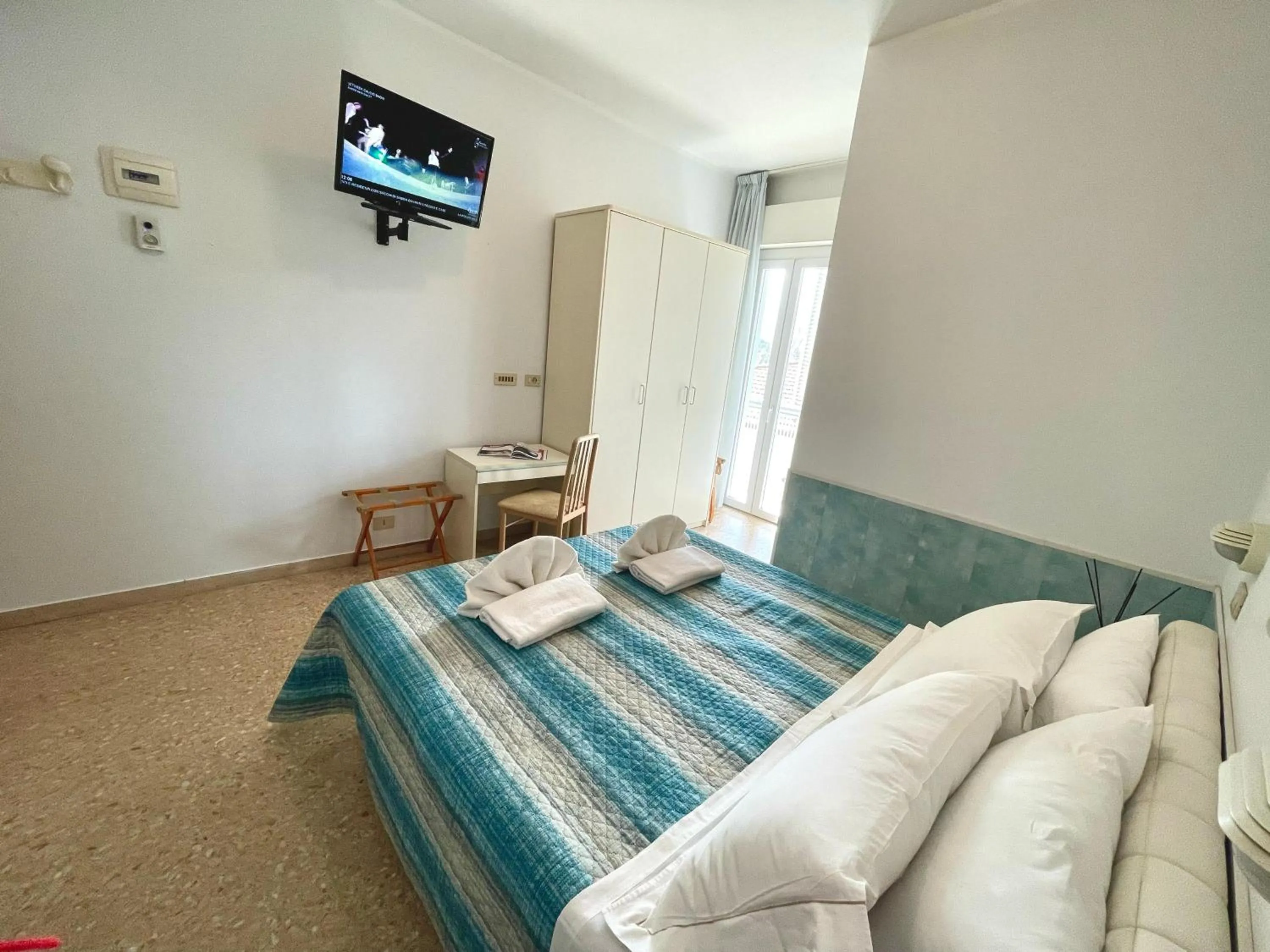 Bedroom, Bed in Hotel Crystal NUOVA GESTIONE 2025