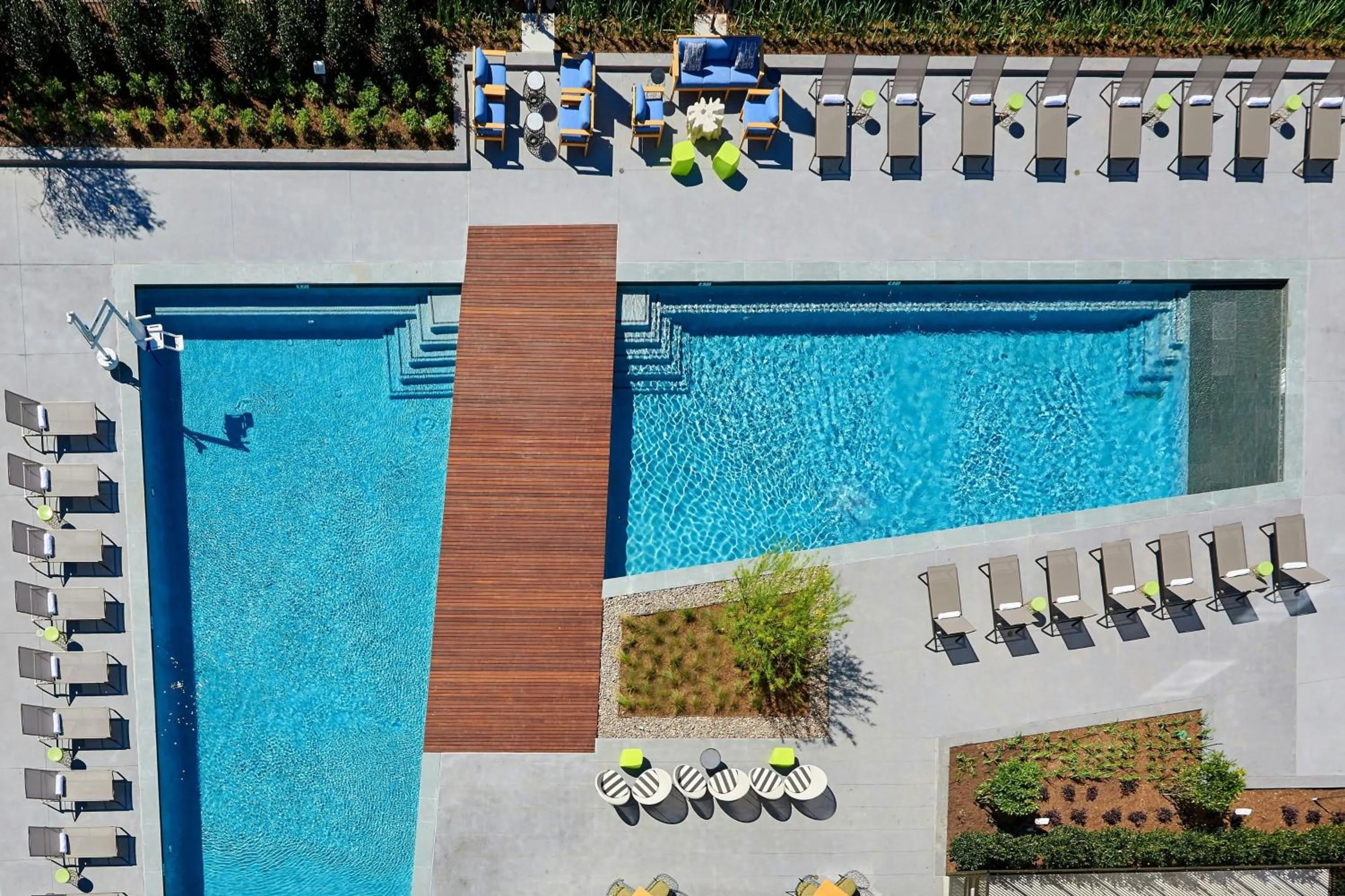 Swimming pool in The Stella Hotel, Autograph Collection