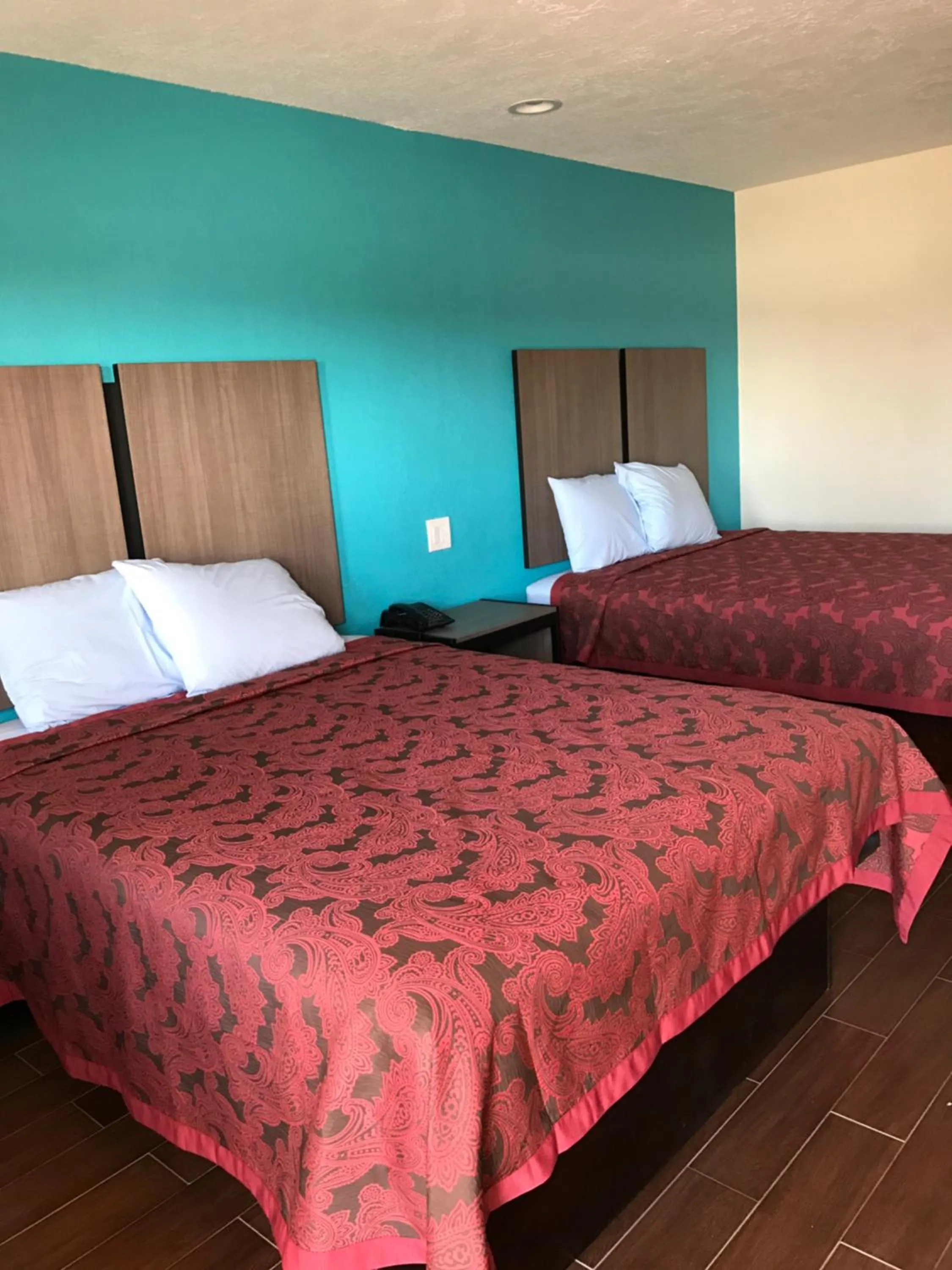 Bed in Moonlight Inn & Suites