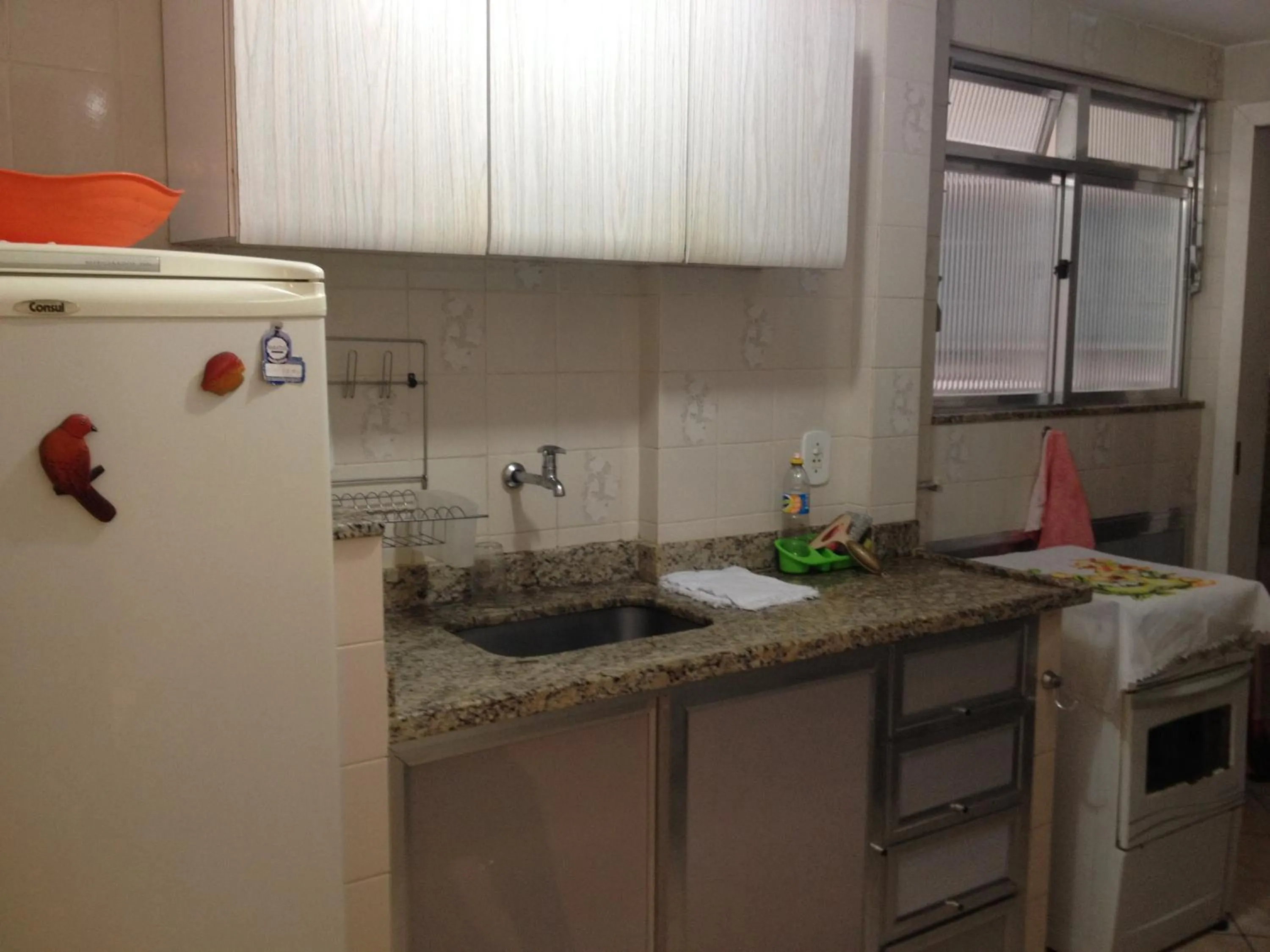 Communal kitchen in Apto Temporada Cabo Frio