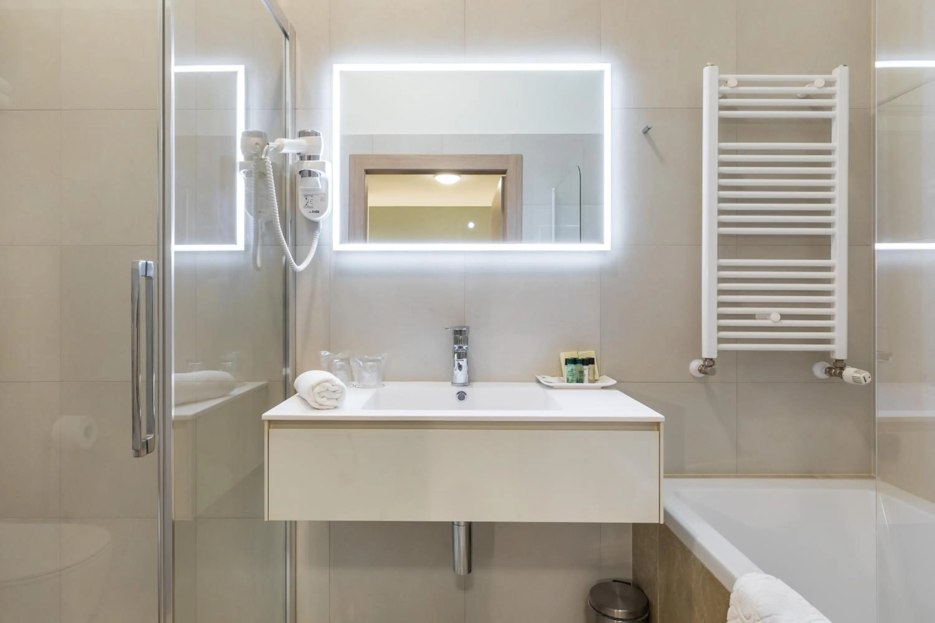 Shower in Hotel Mondo