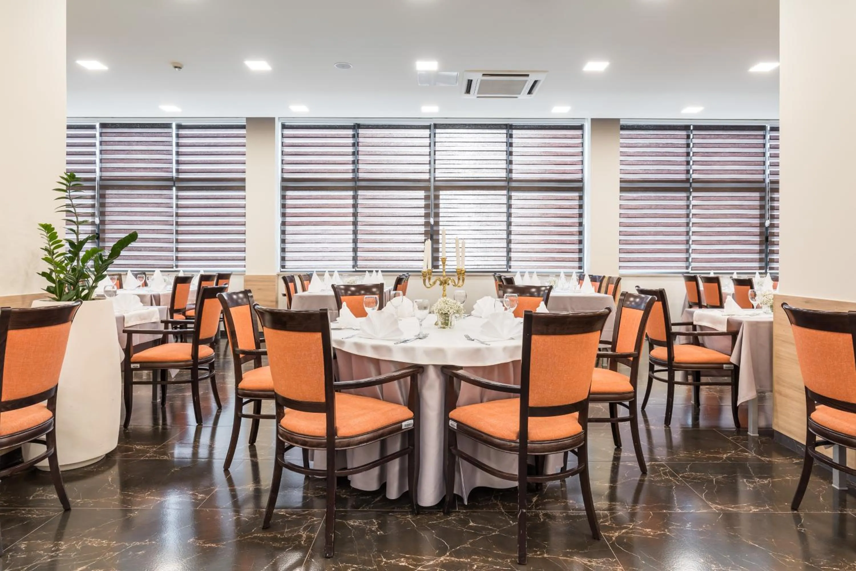 Restaurant/places to eat in Hotel Mondo