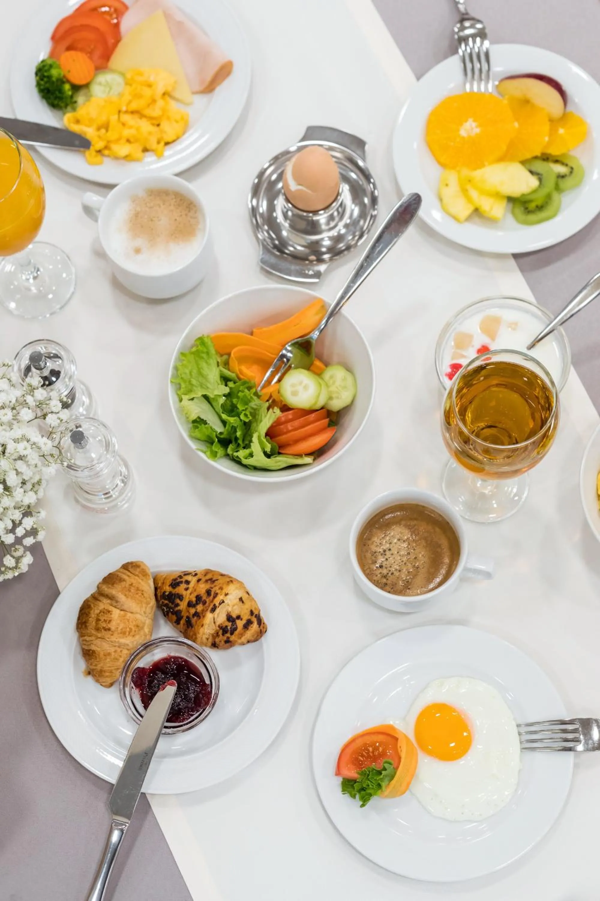 Restaurant/places to eat in Hotel Mondo