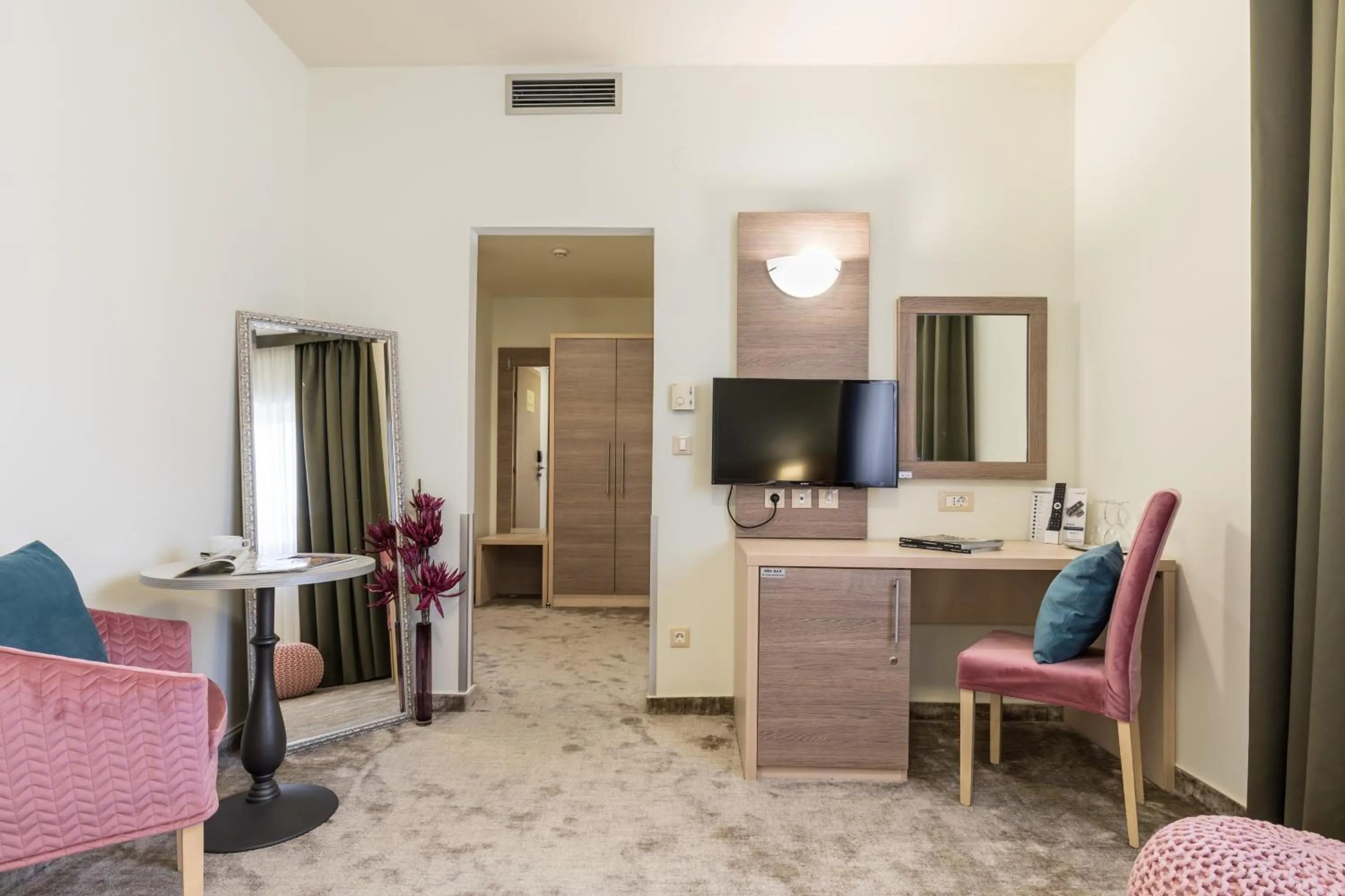 Photo of the whole room in Hotel Mondo