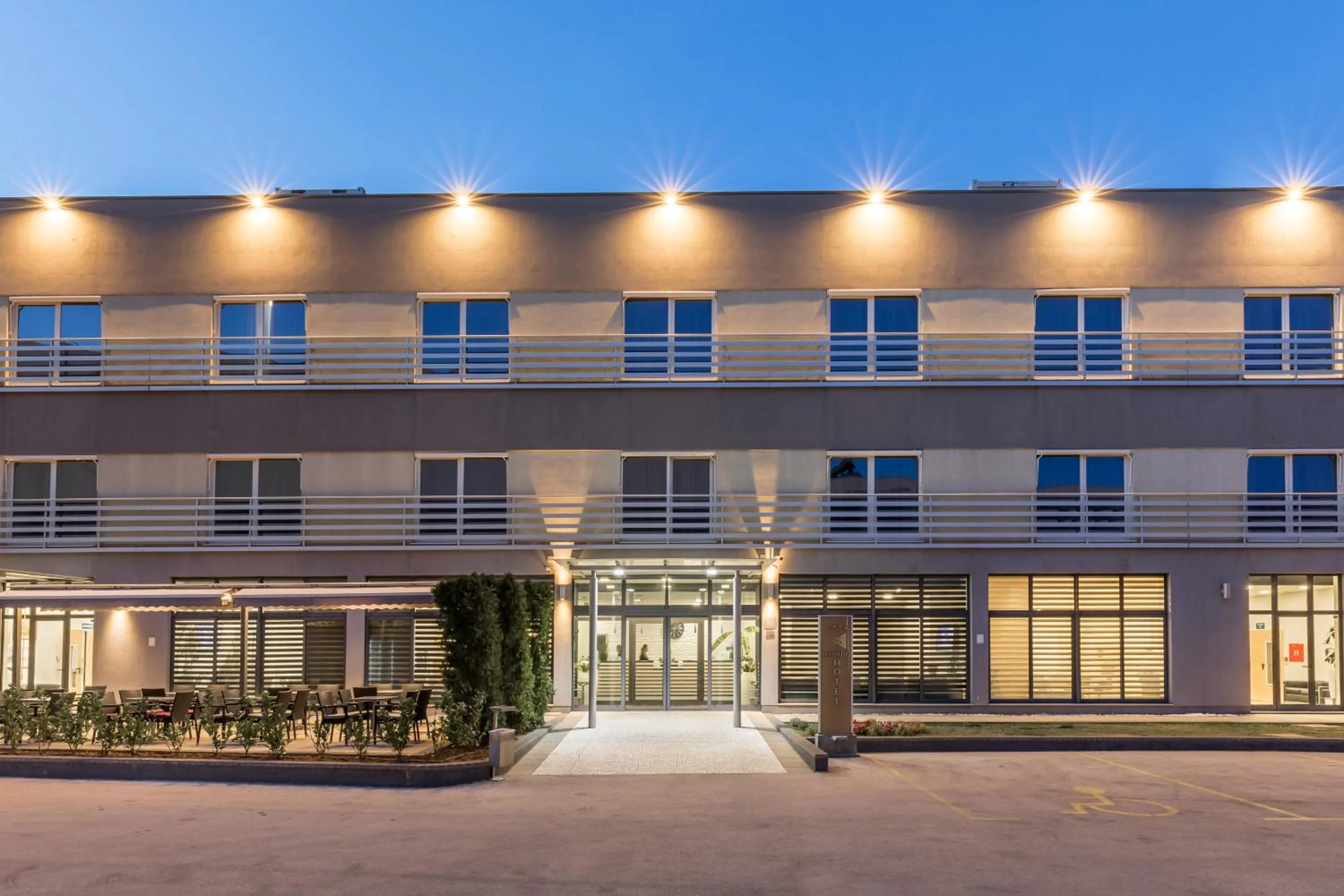 Property building in Hotel Mondo